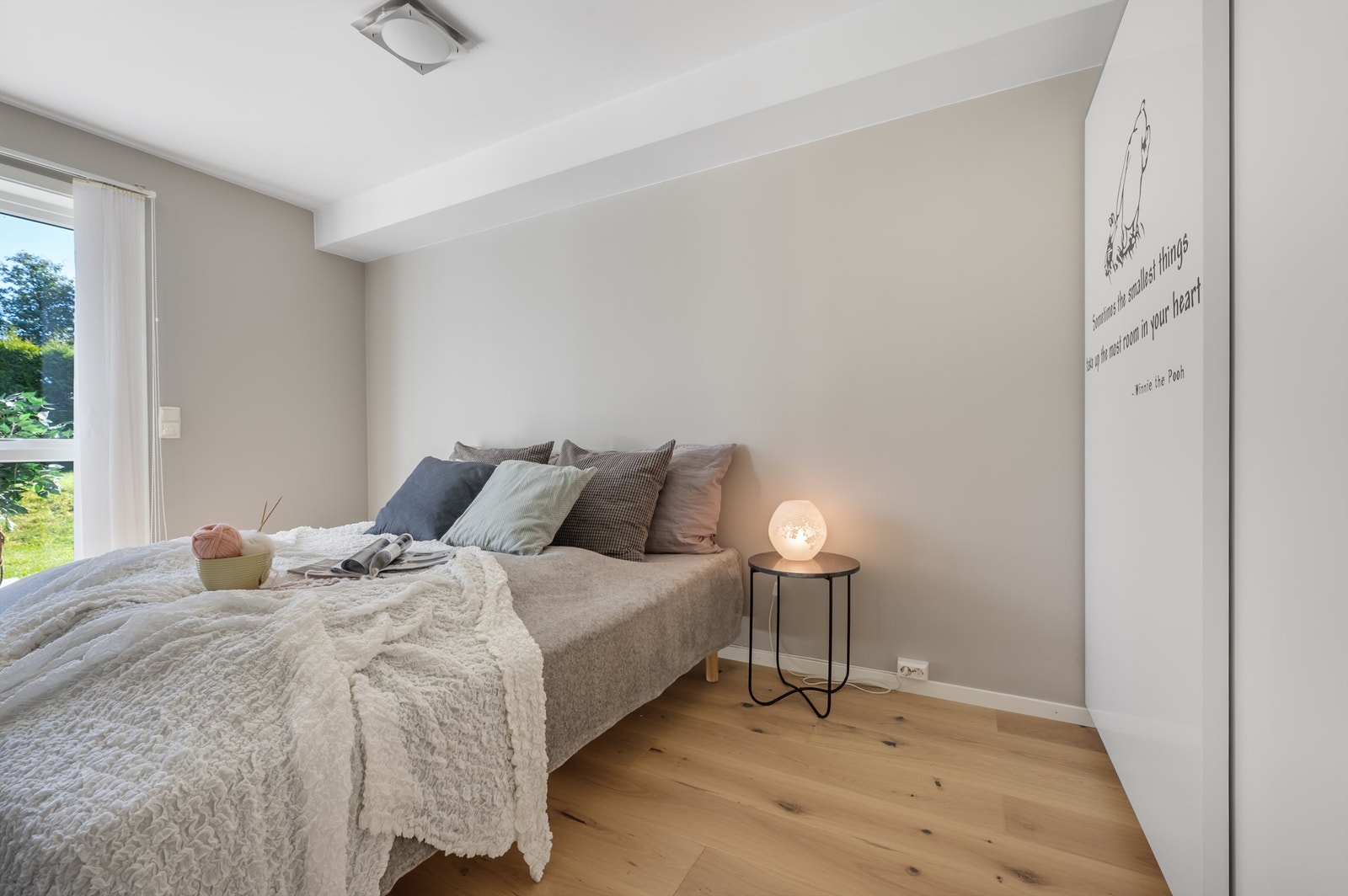 Det er en stor skyvedørsgarderobe på soverommet Galleribilde