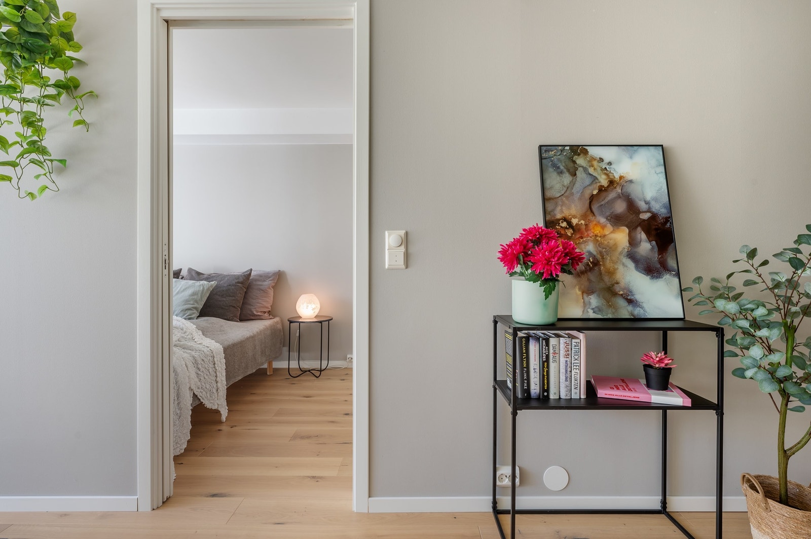 Det er adkomst til soverommet via praktiske skyvedører Galleribilde