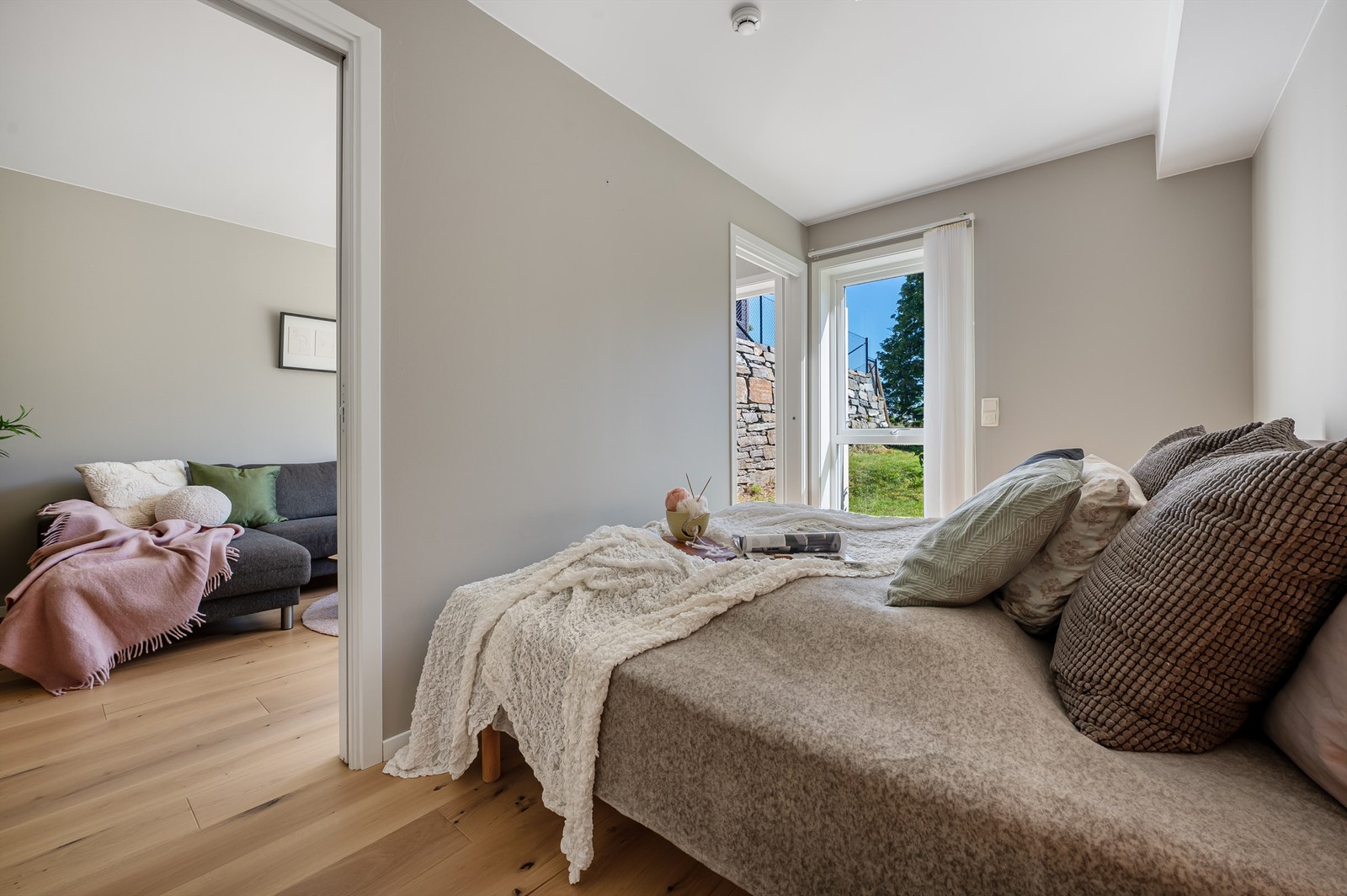 Soverommet har adkomst via 2 skyvedører for han og henne Galleribilde