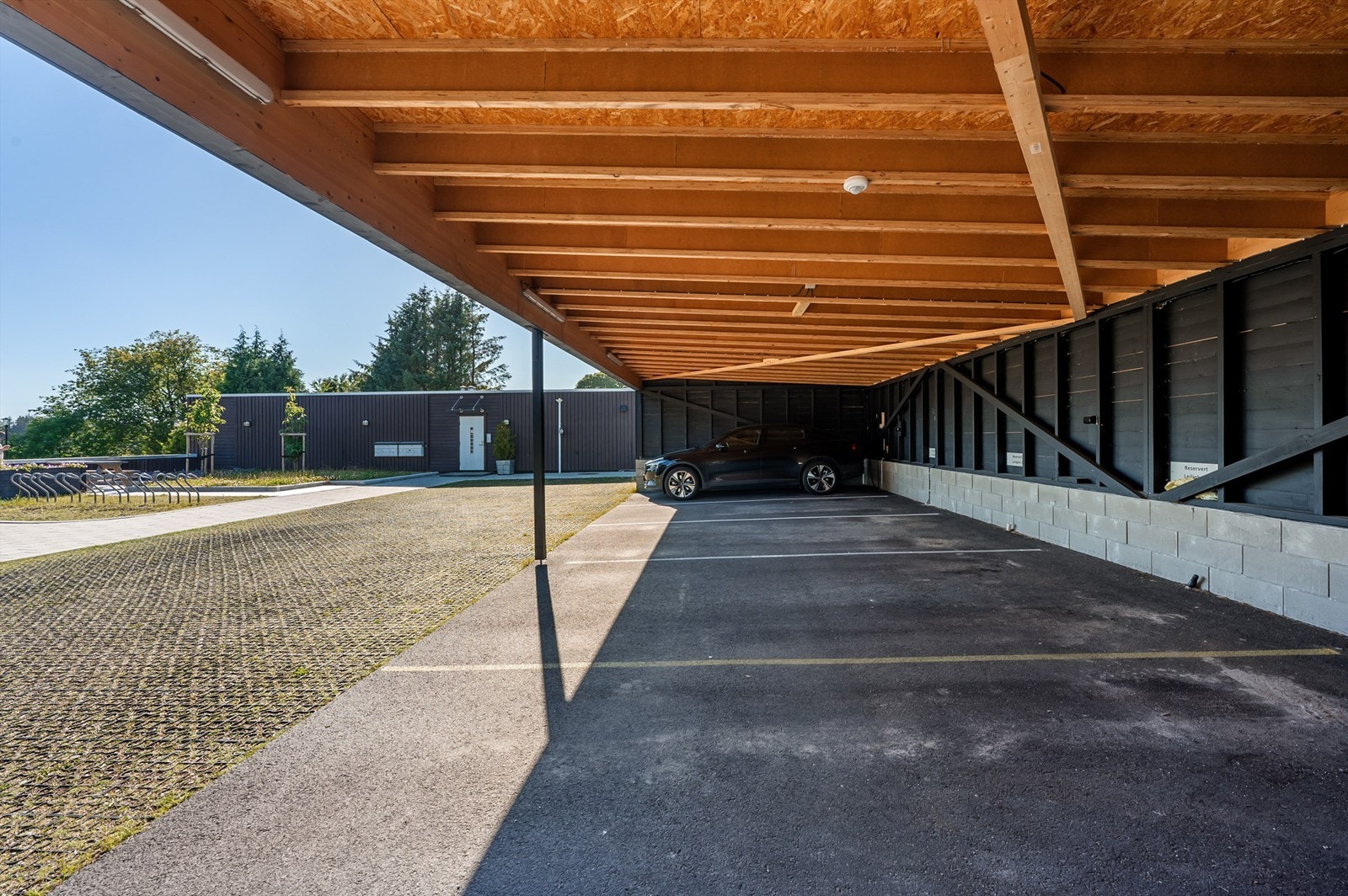 Egen p-lass i sameiets carport medfølger ( nr.6 ). Elbillader kan monteres Galleribilde