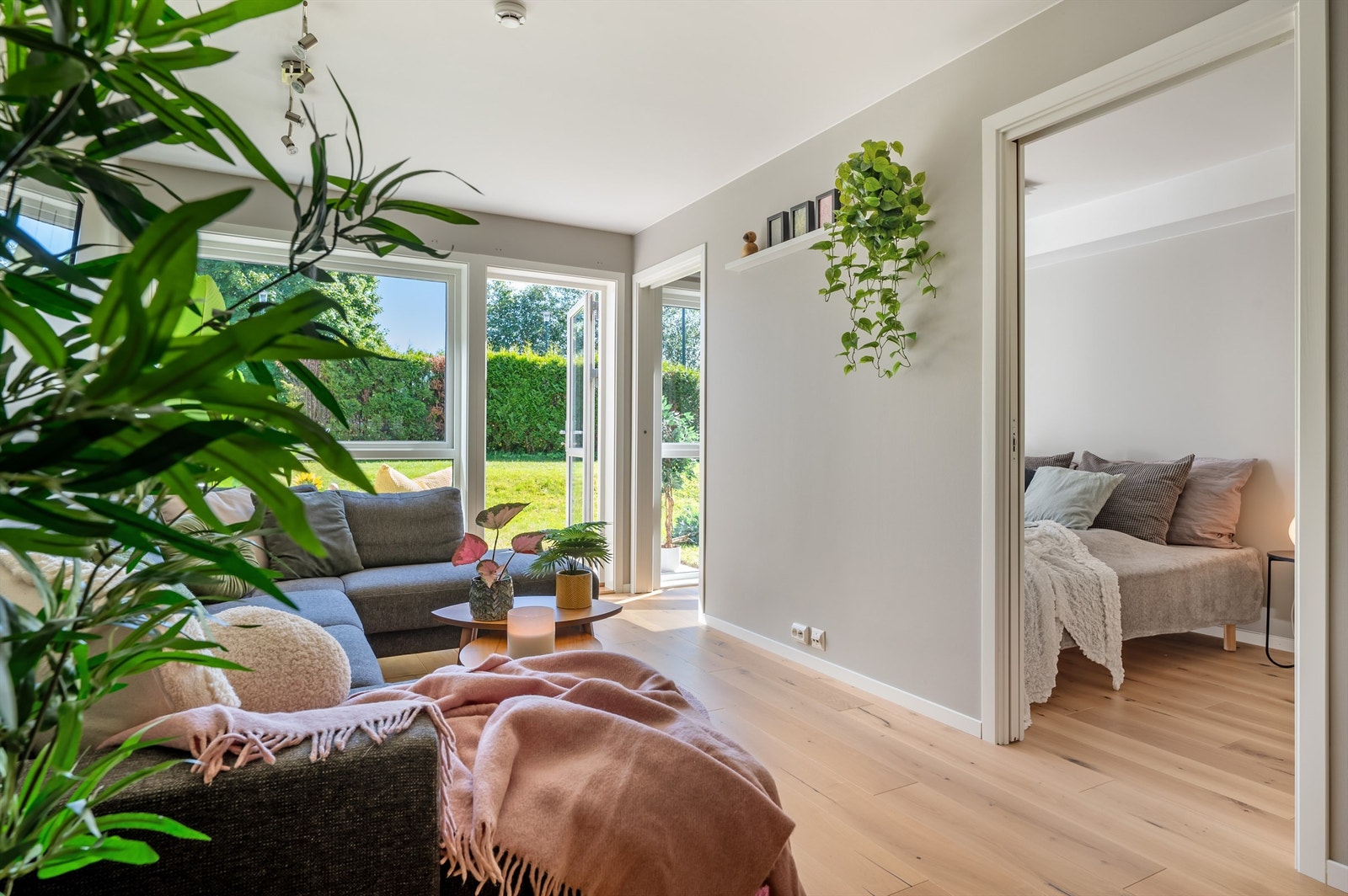 Den koselig stuen domineres av store vindusflater mot hagen Galleribilde