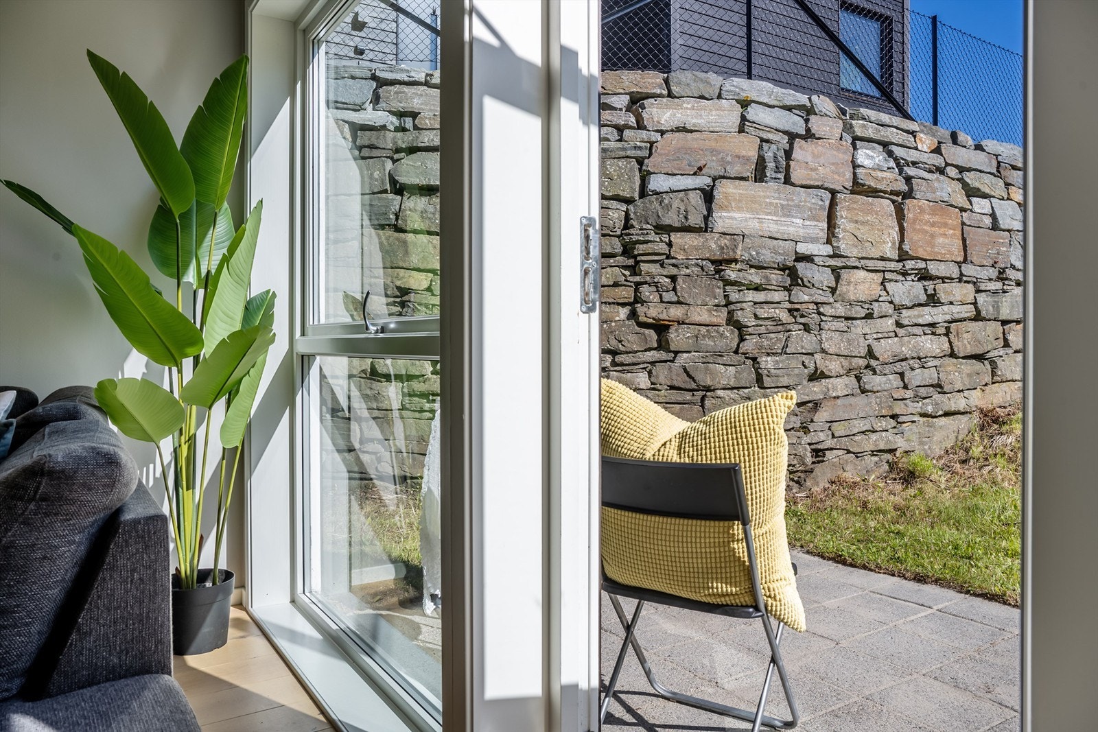 Fra stuen er det utgang til egen, solrik platting Galleribilde