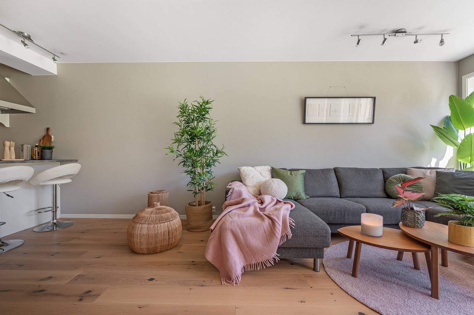 Om ønskelig er det plass et et spisebord mellom kjøkken og sittegruppen Galleribilde