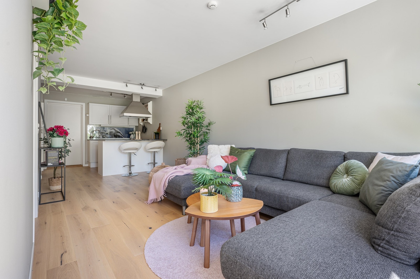 I forlengelsen av stuen er det et moderne kjøkken med kokeøy Galleribilde