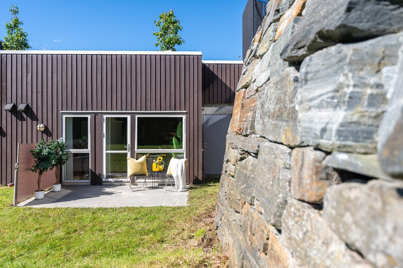 Denne leiligheten har hverken noen over eller under seg. Kun en nabo på den ene siden - ideelt! Galleribilde