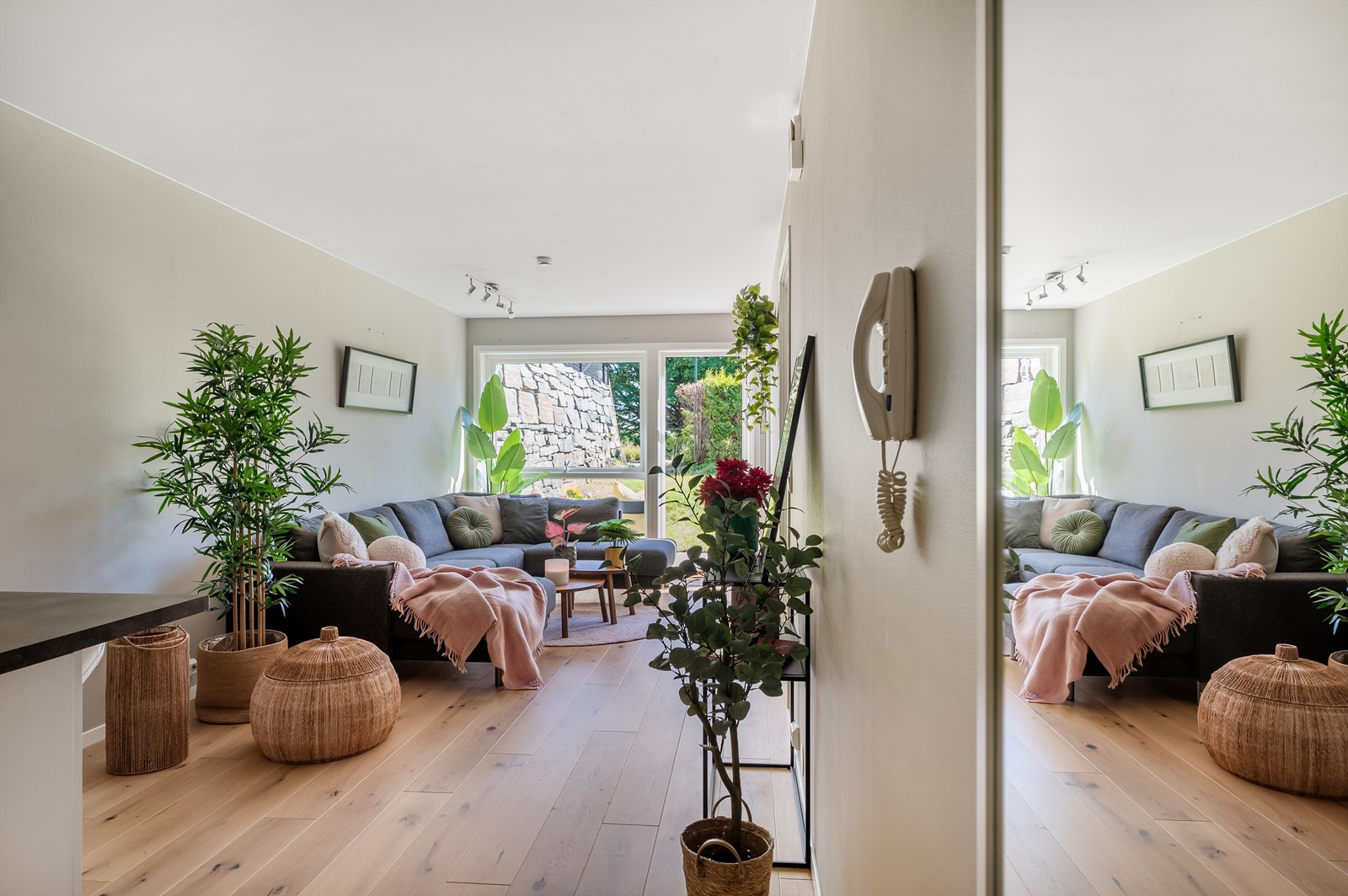 Den fine parketten var ny i 2021 - Det er portelefon her Galleribilde