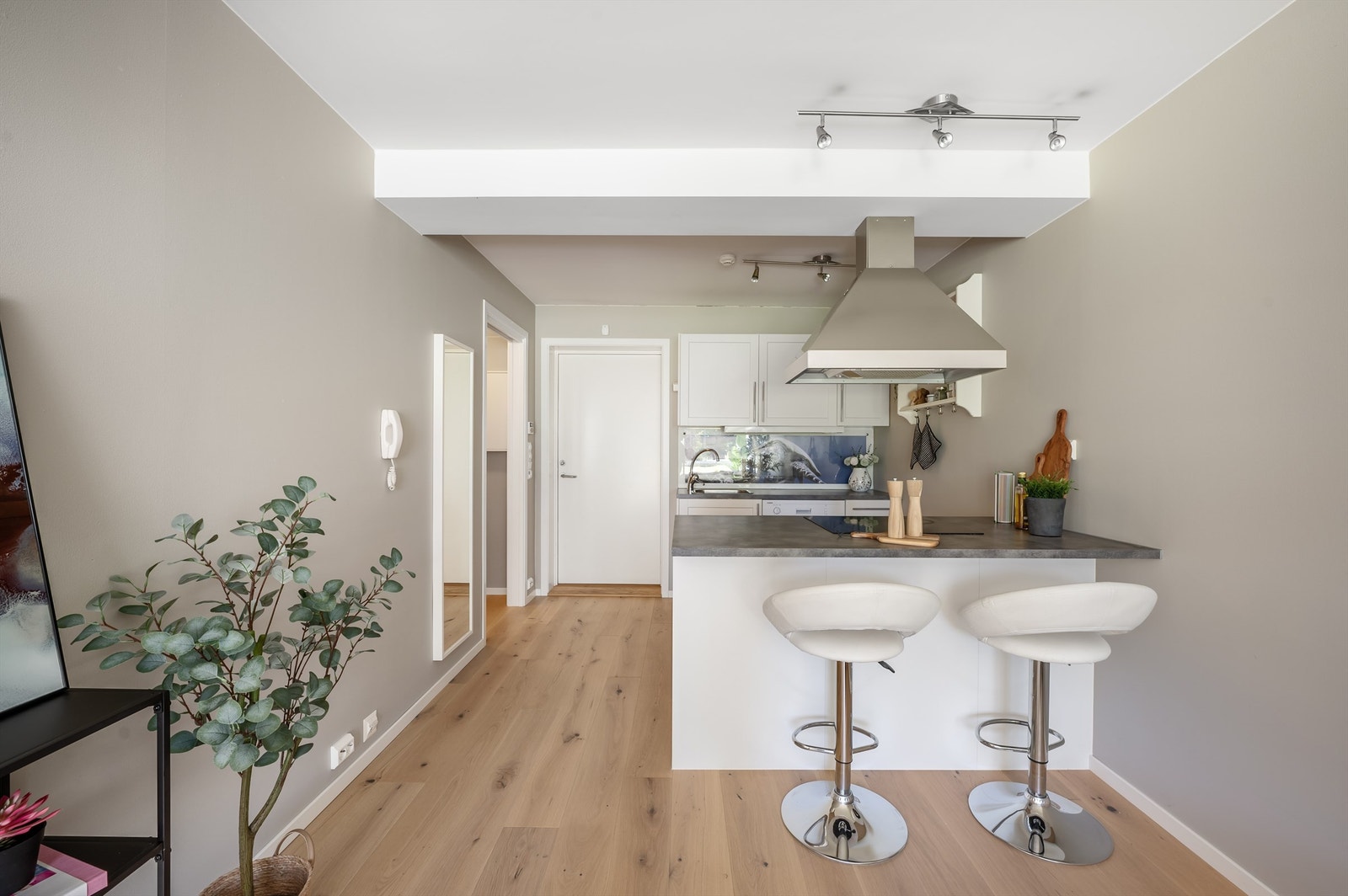 Kjøkkenøyen har vær det naturlige samlingstedet for venner, også som spiseplass og frokostbar Galleribilde