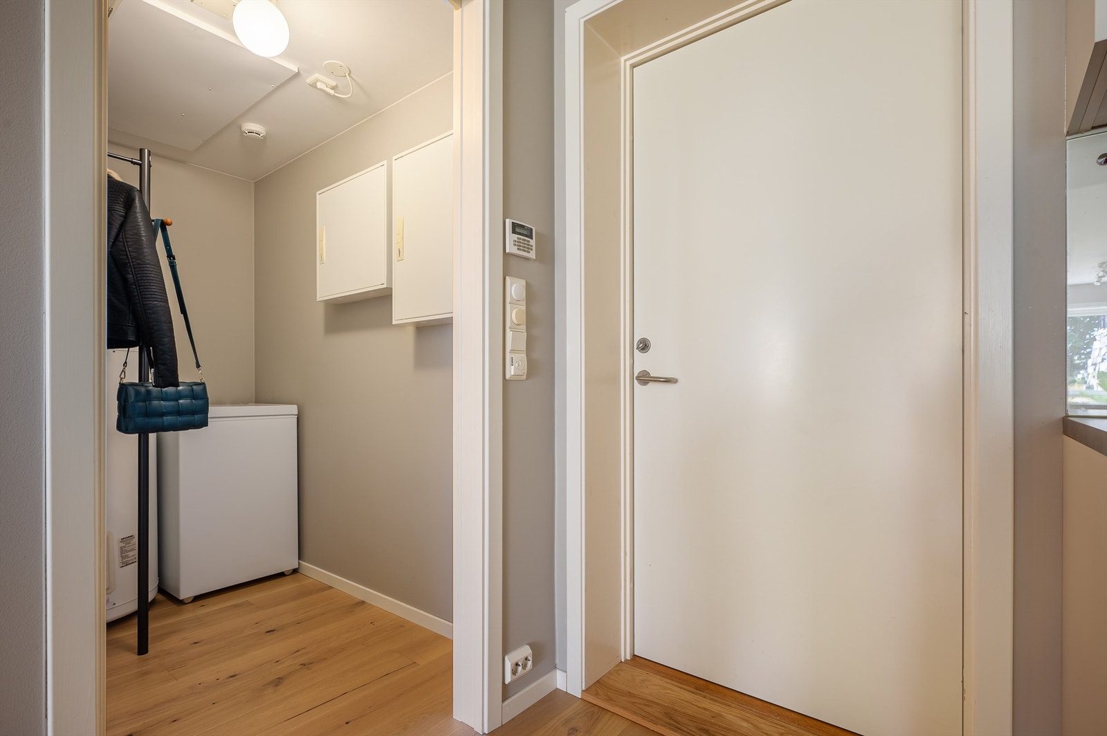 Ved inngangen er det en praktisk bod hvor fryseboksen medfølger Galleribilde