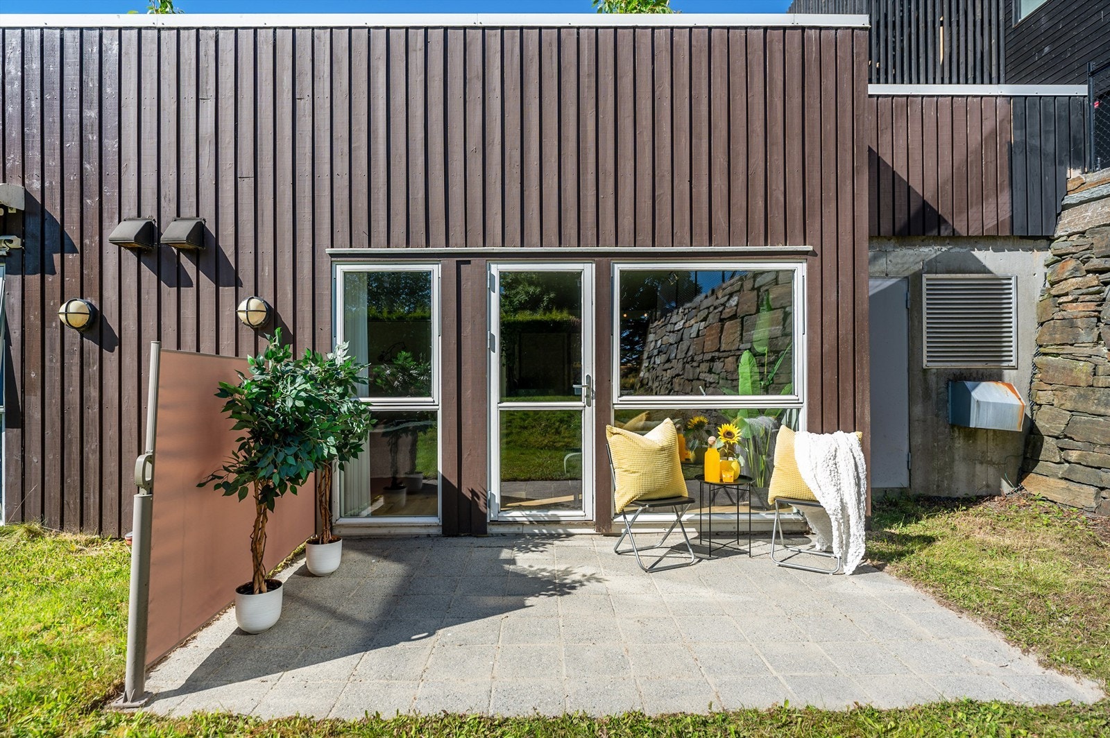 På terrassen er det montert en uttrekkbar skillevegg for litt ekstra privatliv Galleribilde