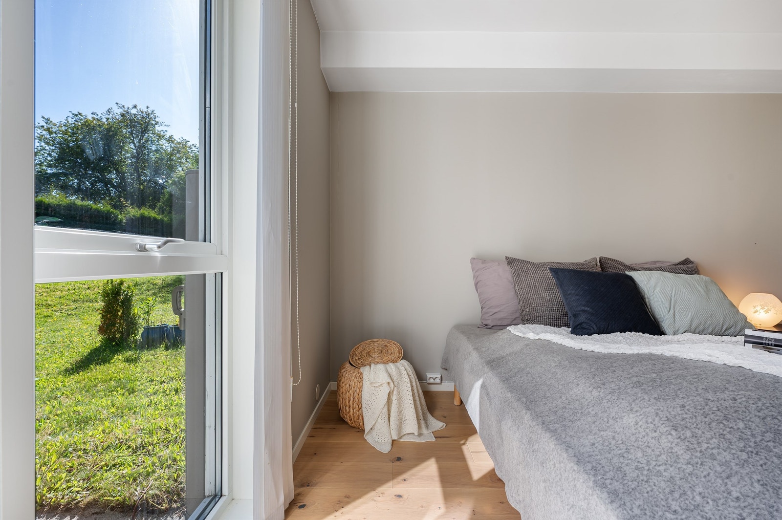 Soverommet vender mot hagen Galleribilde