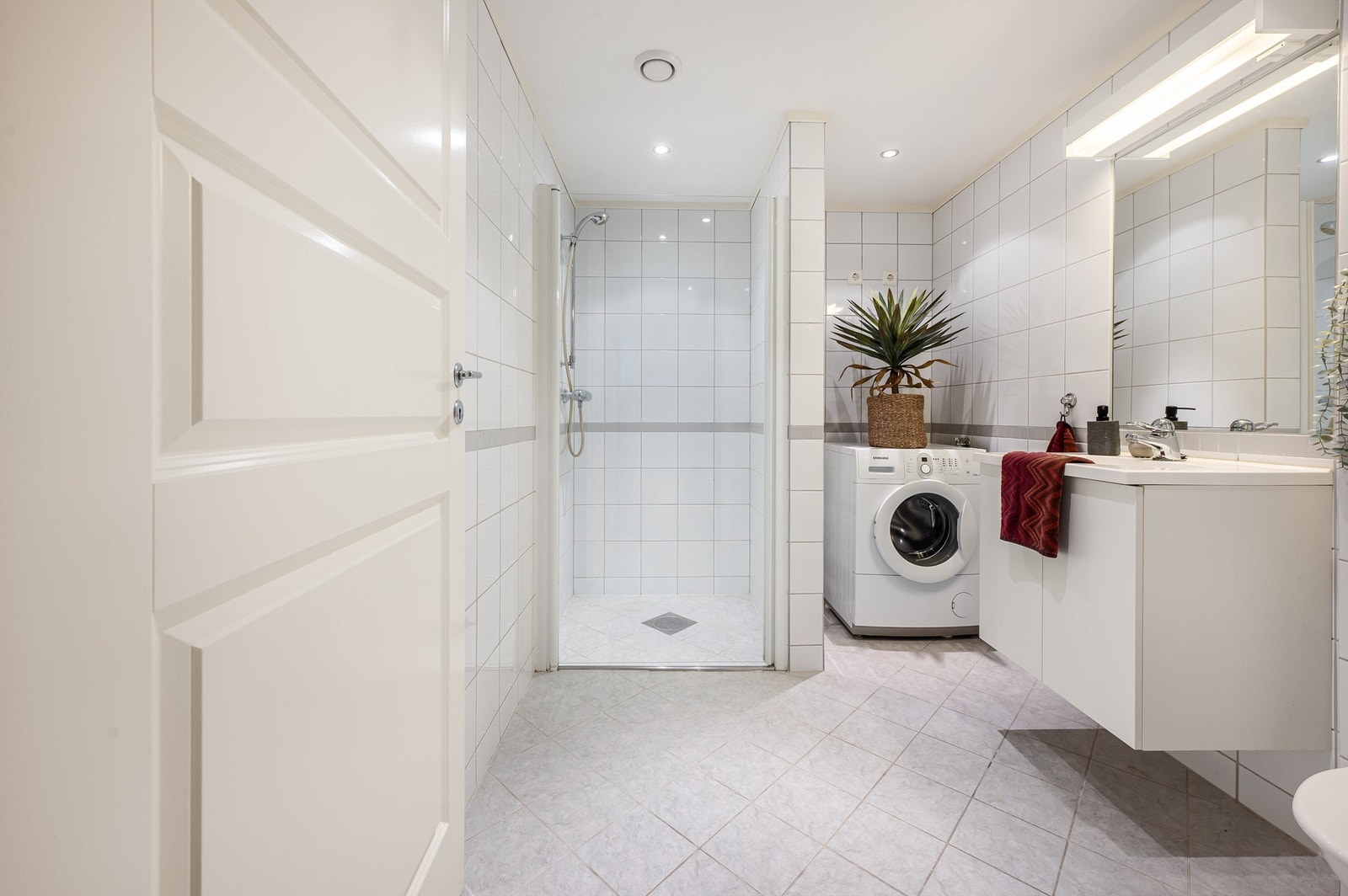 Det er opplegg for vaskemaskin og tørketrommel på badet. Vaskemaskinen medfølger handelen Galleribilde