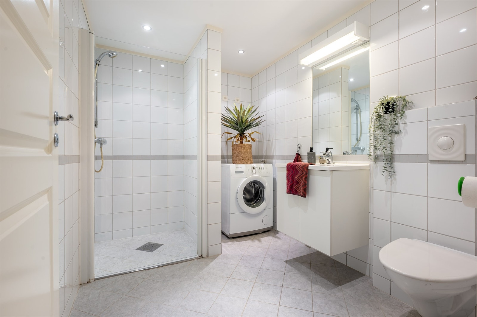 Det fliselagte badet oppleves som romslig Galleribilde