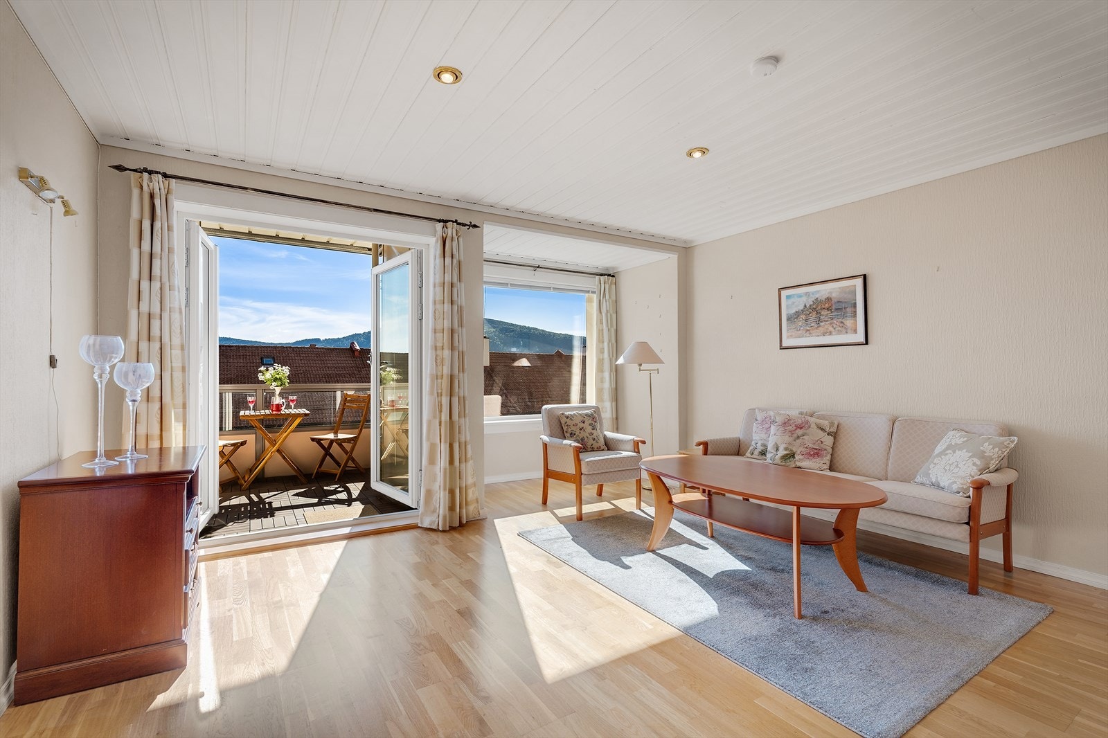 - Stuen er av god størrelse og måler 22,3 m² - Galleribilde