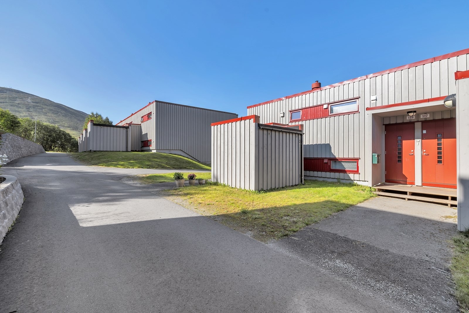 Rolig gate uten biltrafikk. Galleribilde