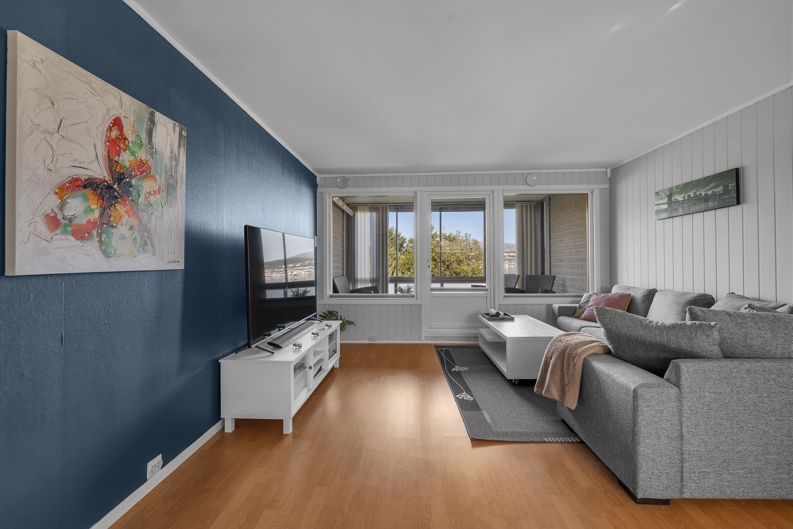 Romslig stue med utgang til veranda og hage. Galleribilde