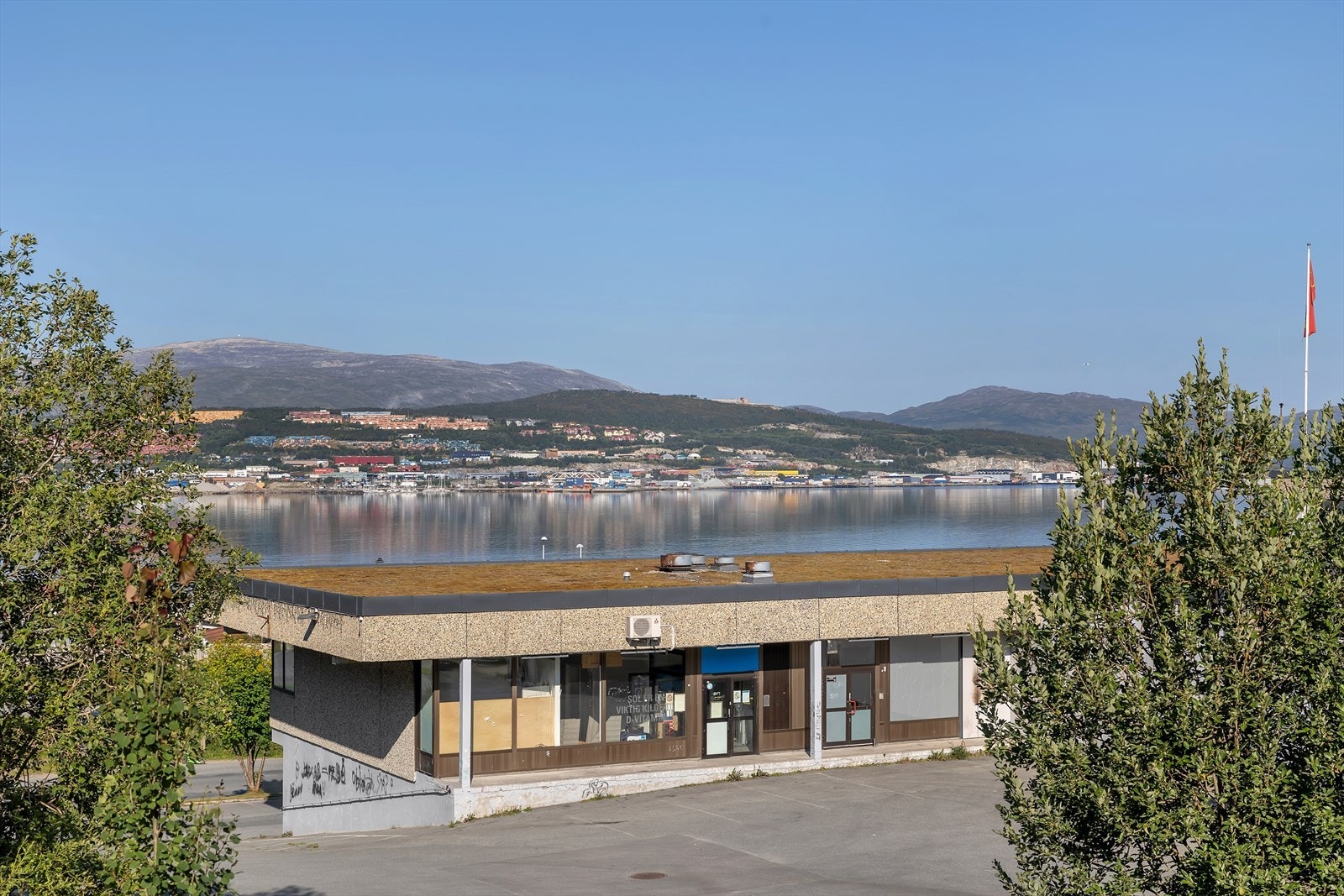 Utsikten mot Tromsøya og Tromsøysundet og kort gangavstand til butikken. Galleribilde