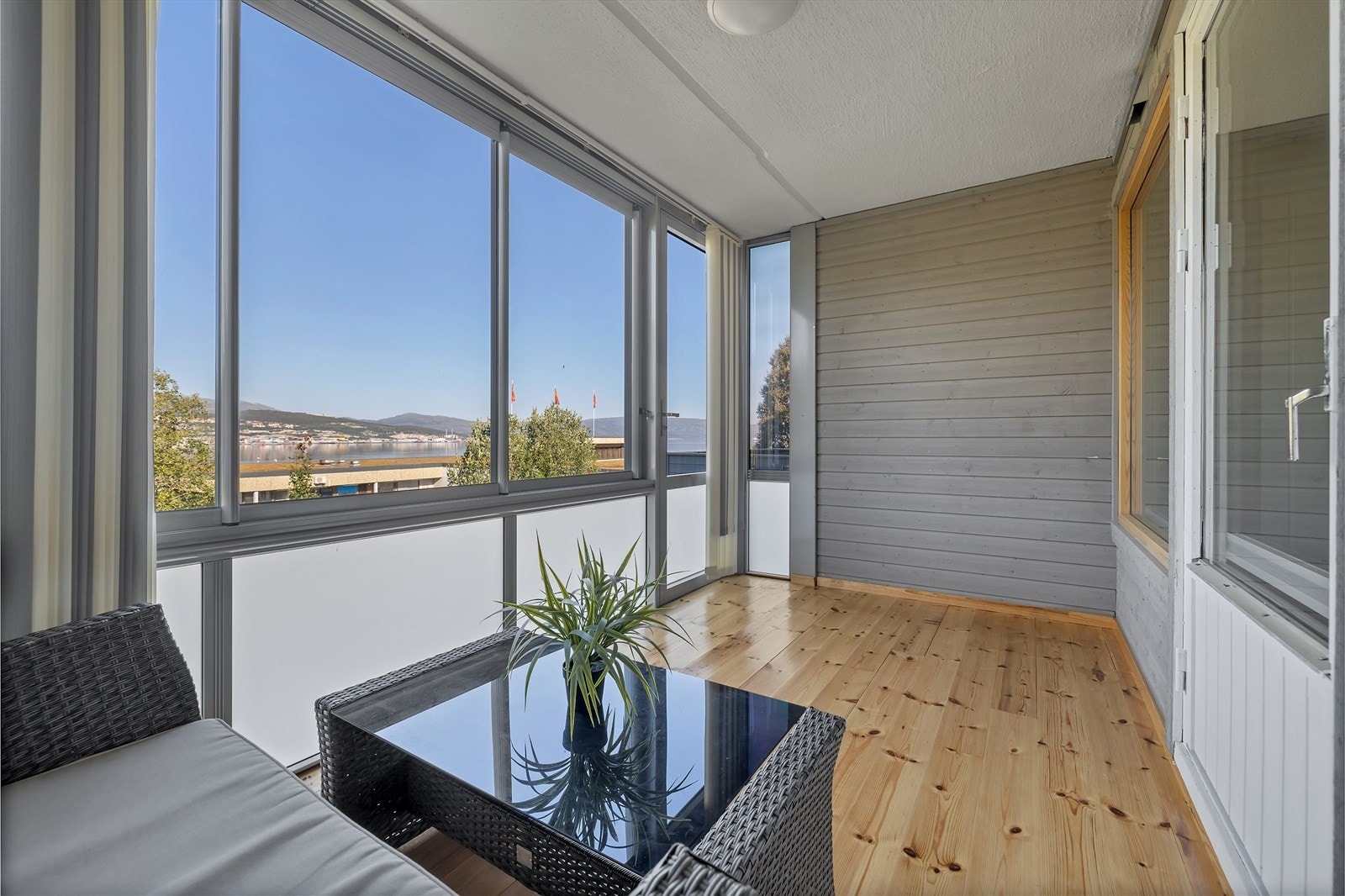 Innglasset veranda med fin utsikt og utgang til hage. Galleribilde