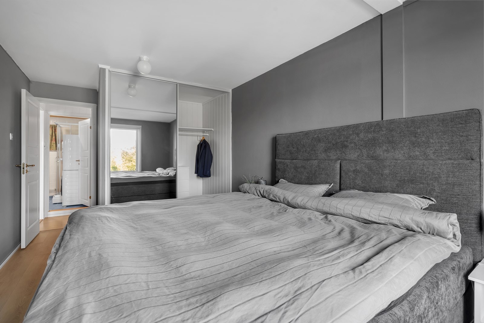 Romslig garderobe på soverommet. Galleribilde
