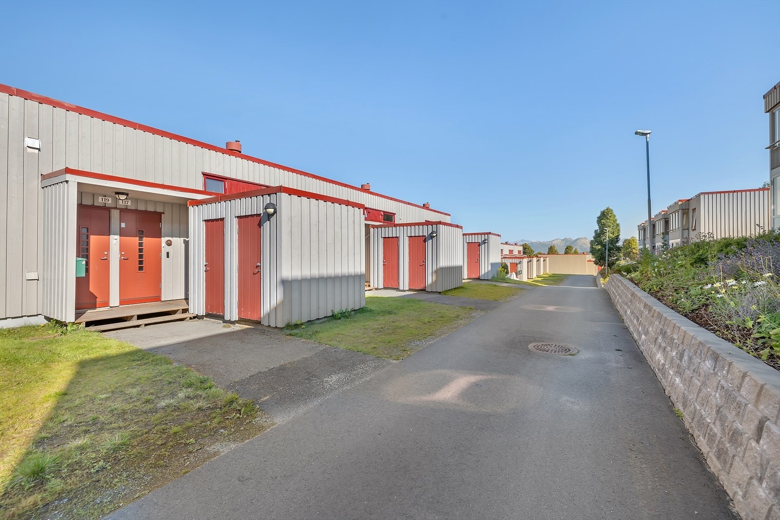Inngang fra asfaltert adkomstvei - utebod ved inngangen. Galleribilde