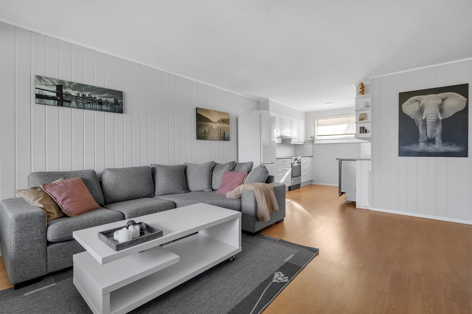 Åpen løsning med stue og kjøkken. Plass til spisebord ved kjøkkenet. Galleribilde