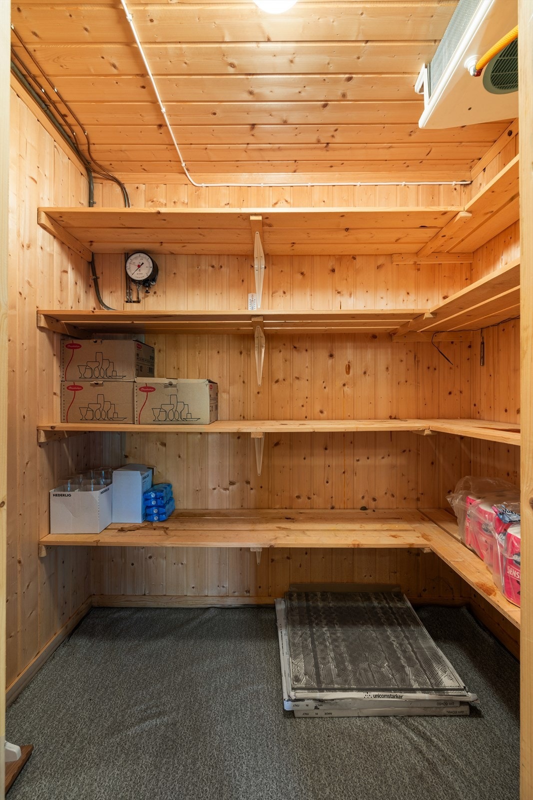I underetasjen er det også flere gode lagringsmuligheter i blant annen en stor og romlig bod med plassbygde hyller. Galleribilde