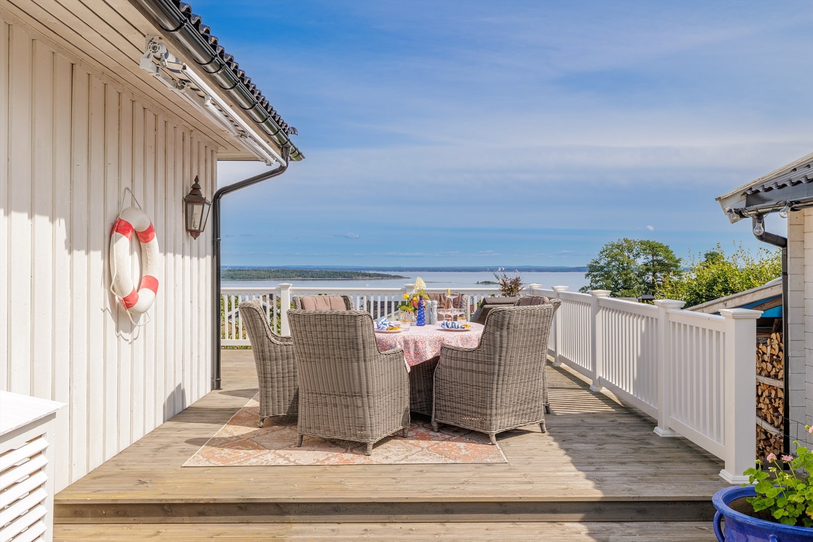 Det er god plass til møblering i flere soner, og det er utgang fra både kjøkken og stue. Galleribilde