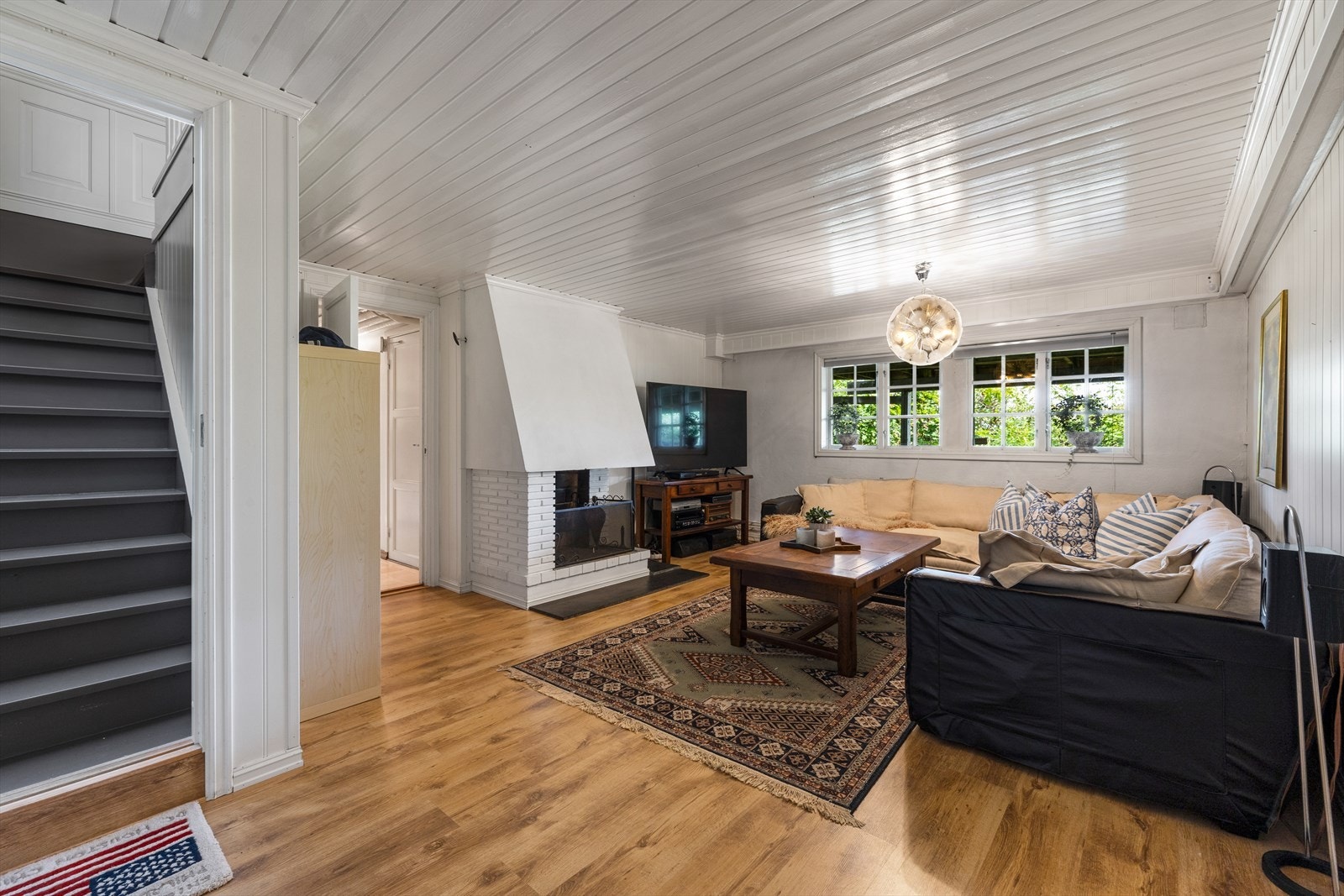 Boligens underetasje er også svært innholdsrik! Man kommer ned i en lun og koselig kjellerstue med flere bruksmuligheter. Galleribilde