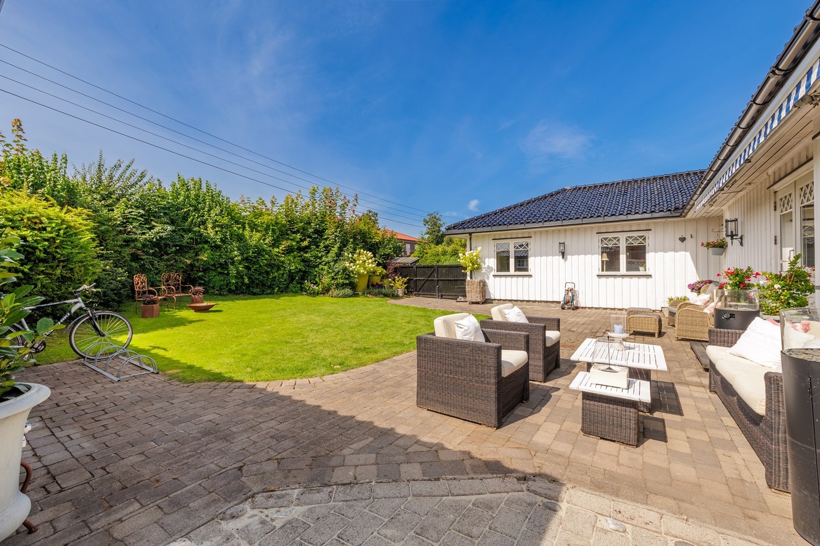 Ved boligens inngangsparti har man en usjenert, solrik og lun hage med god plass for store og små. Her kan ettermiddags - og kveldsolen nytes! Galleribilde