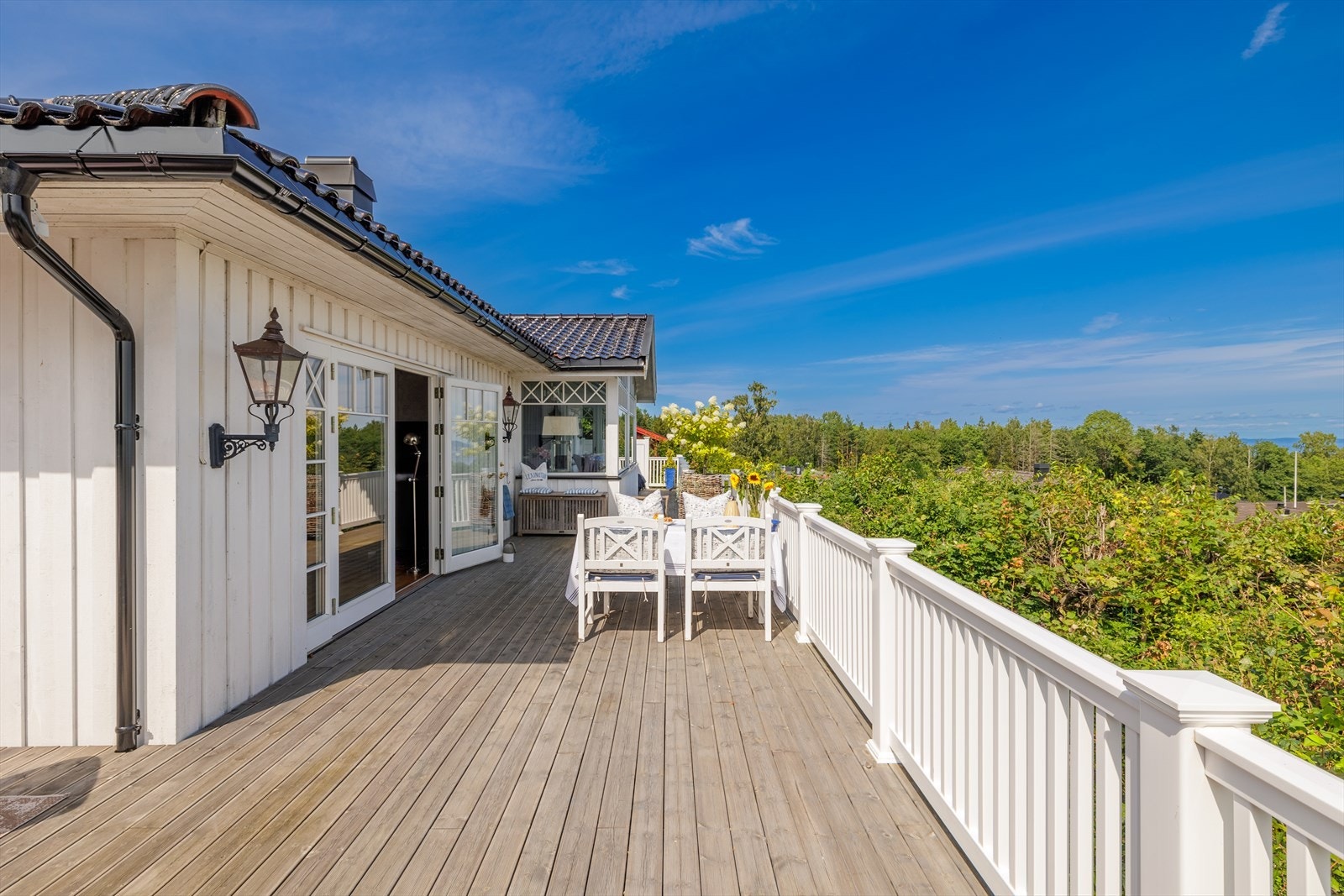 Hagen og uteplassene må også fremheves! Langs hele fremsiden av boligen har man en stor og solrik terrasse med nydelig utsikt Galleribilde
