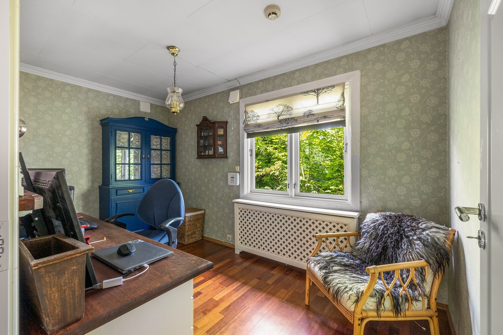 Det siste rommet er i dag innredet som kontor. Dette rommet er tidligere også benyttet som soverom (vegg er delvis fjernet). Galleribilde