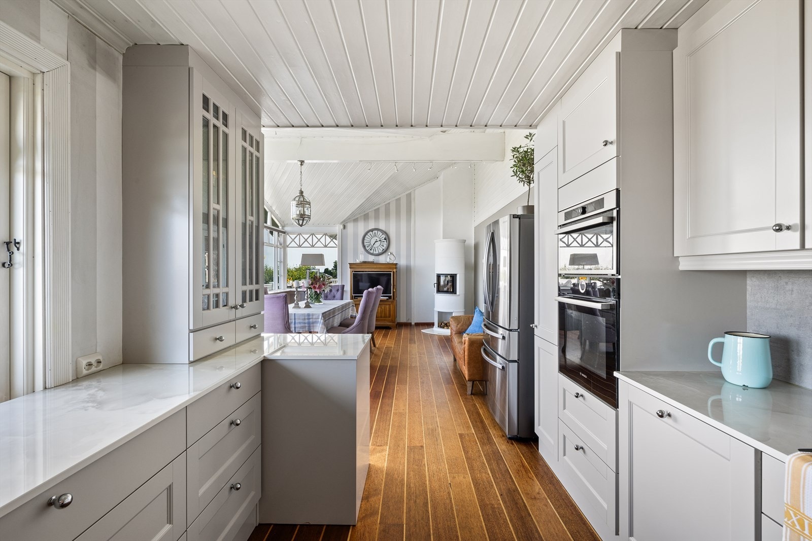 Ellers er det verdt å nevne at rommet også er utstyrt med en vedovn som varmer godt på kalde høst - og vinterdager. Galleribilde