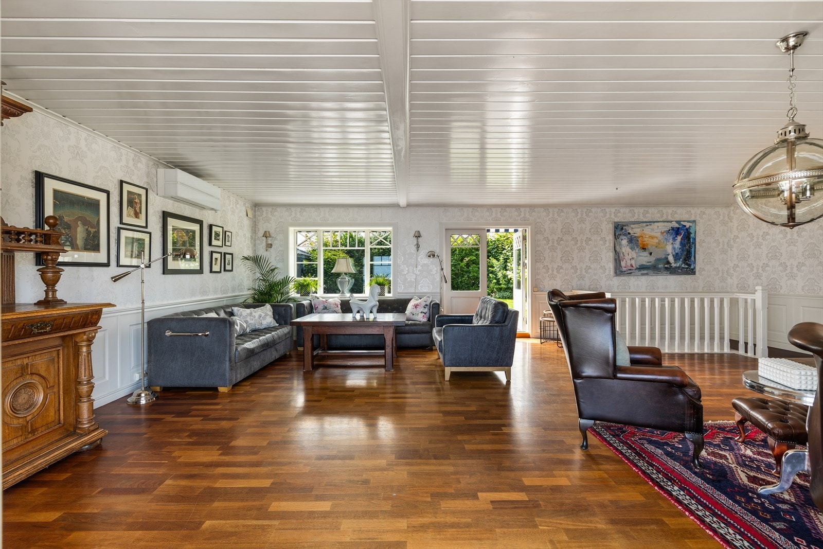 Stuen har god plass til sofaløsning med tilhørende møblement og sittegruppe. Galleribilde