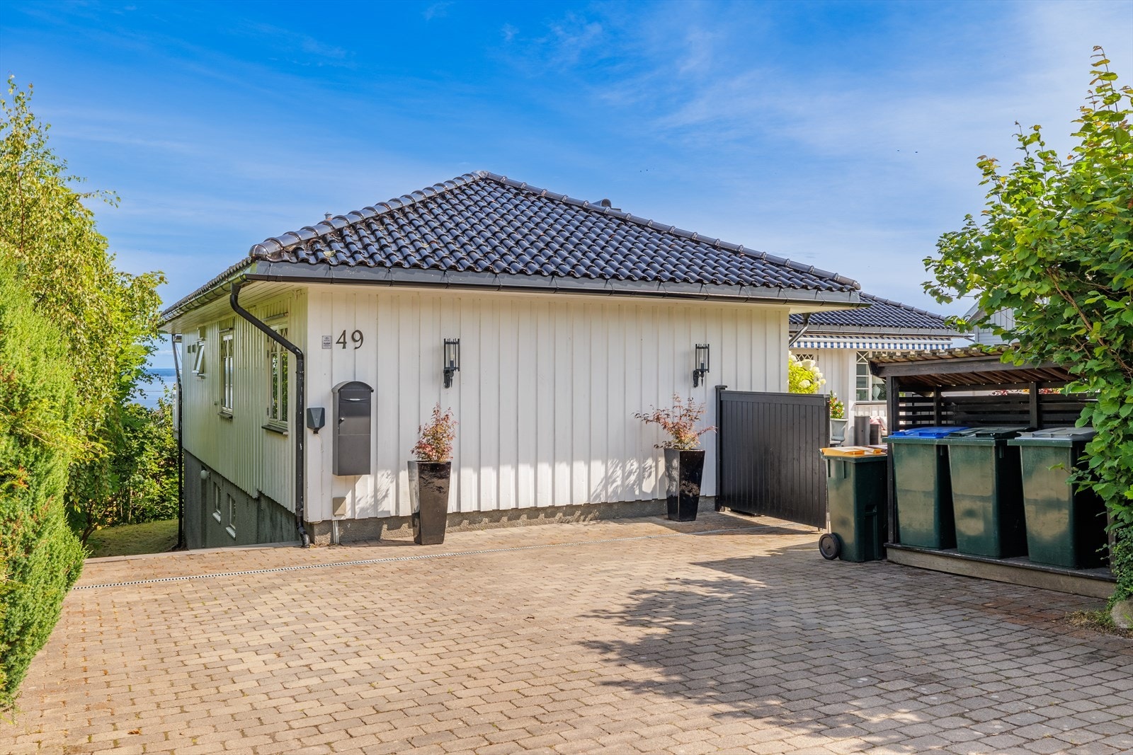 Parkering i eget gårdsrom samt i garasje. Garasjen er delt i to med naboeiendommen hvor hver av eiendommene eier hver sin del. Galleribilde