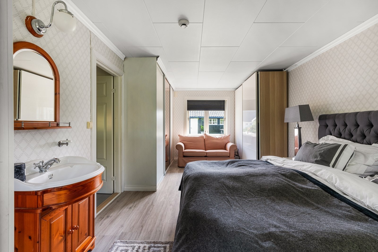 Det største soverommet har god plass til dobbeltseng med tilhørende møblement samt garderobeløsning. Galleribilde