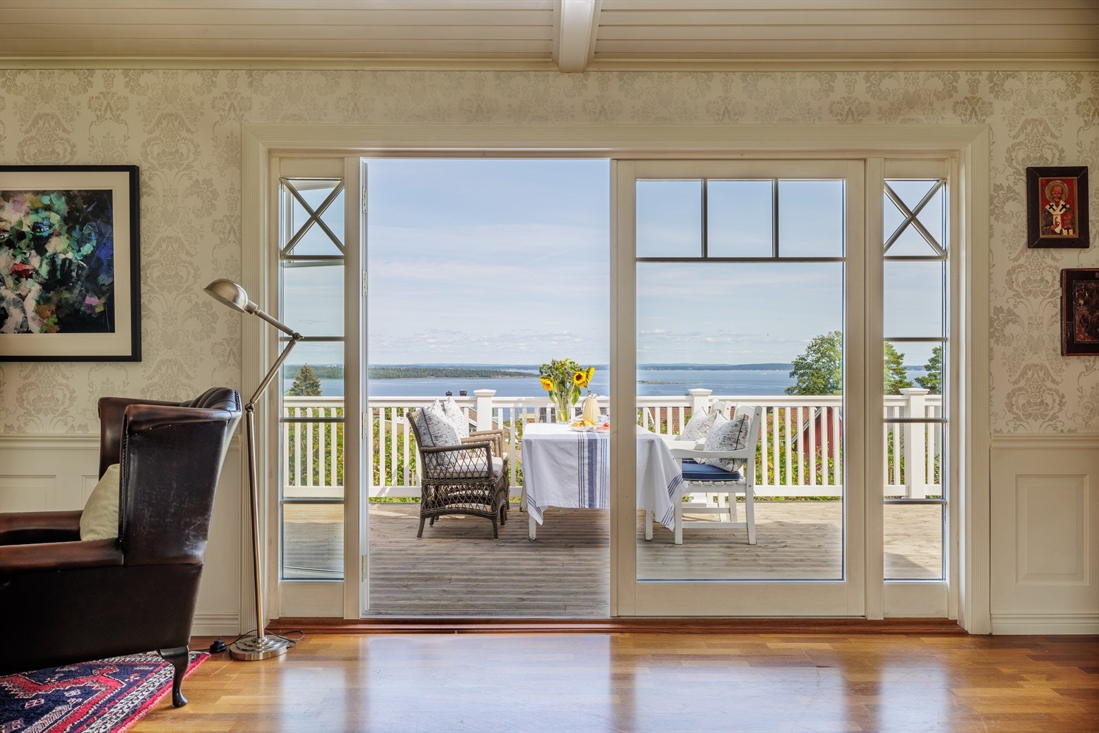 Utsikten blir ikke mindre misunnelsesverdig i skumringene man har om morgenen, med blodrød soloppgang som speiler seg i vannet. Galleribilde