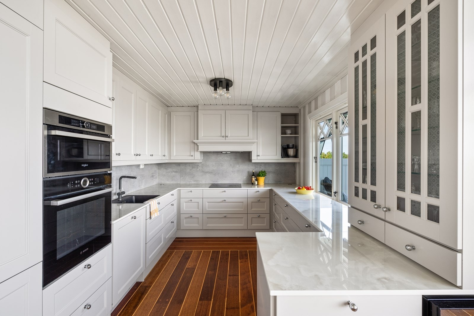 Kjøkkenet ble pusset opp i 2020 og har en stilren og tidløs innredning med slette fronter og med benkeplate i marmor. Galleribilde