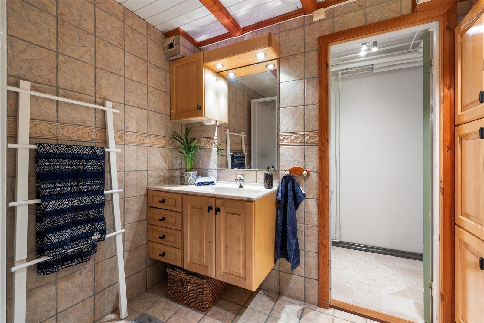 Underetasjen har også eget, eldre baderom med direkte tilknytning til badstue. Galleribilde