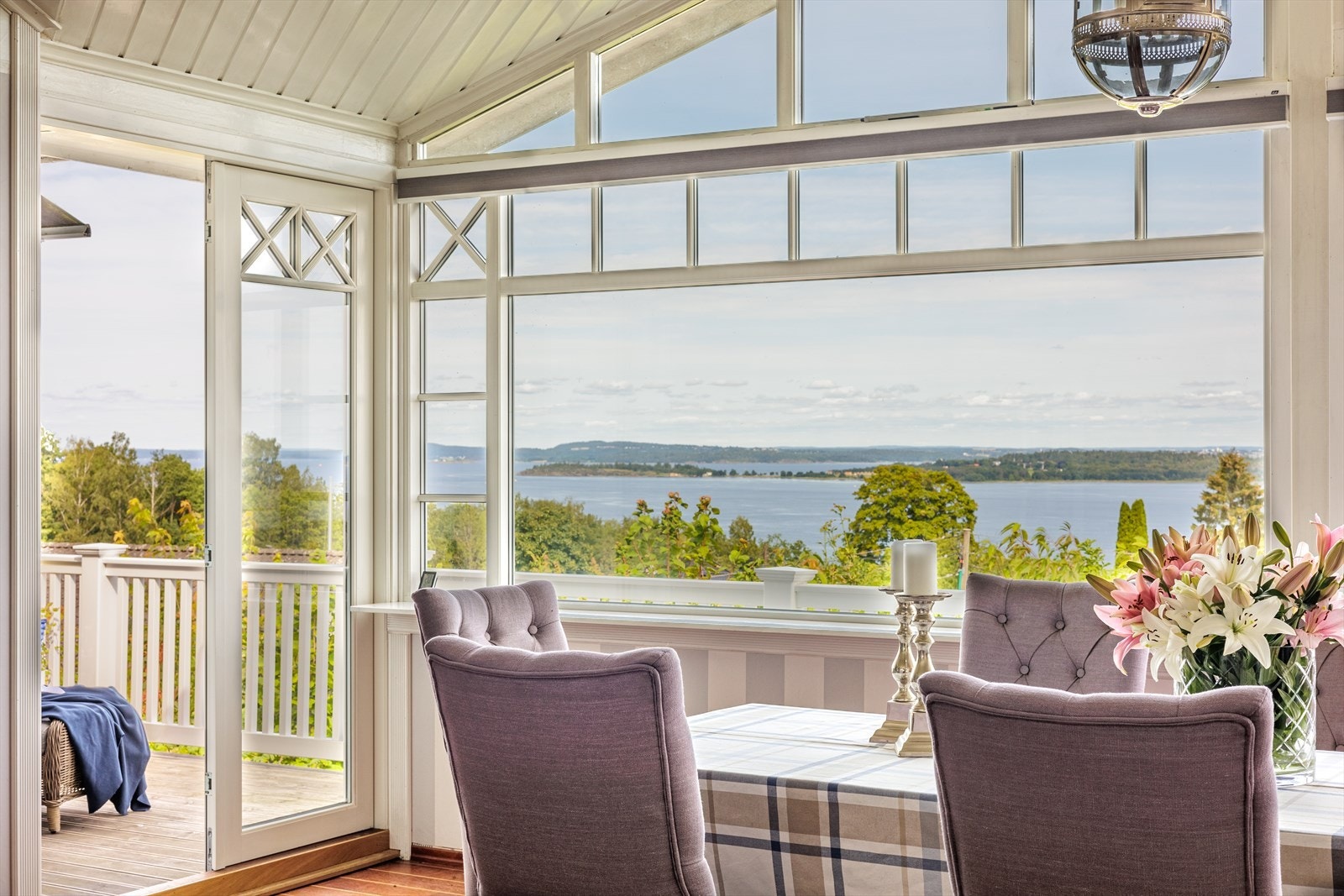 Eiendommen ble opprinnelig oppført i 1972, og har vært gjenstand for vesentlige oppgraderinger. Fremstår i dag som en stilren og flott enebolig med store og gode rom. Galleribilde