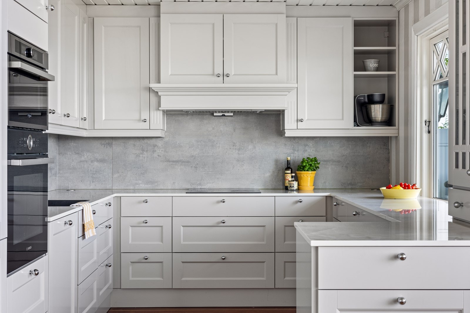 Det er rikelig med skap - og benkeplass, samt integrerte hvitevarer. Galleribilde