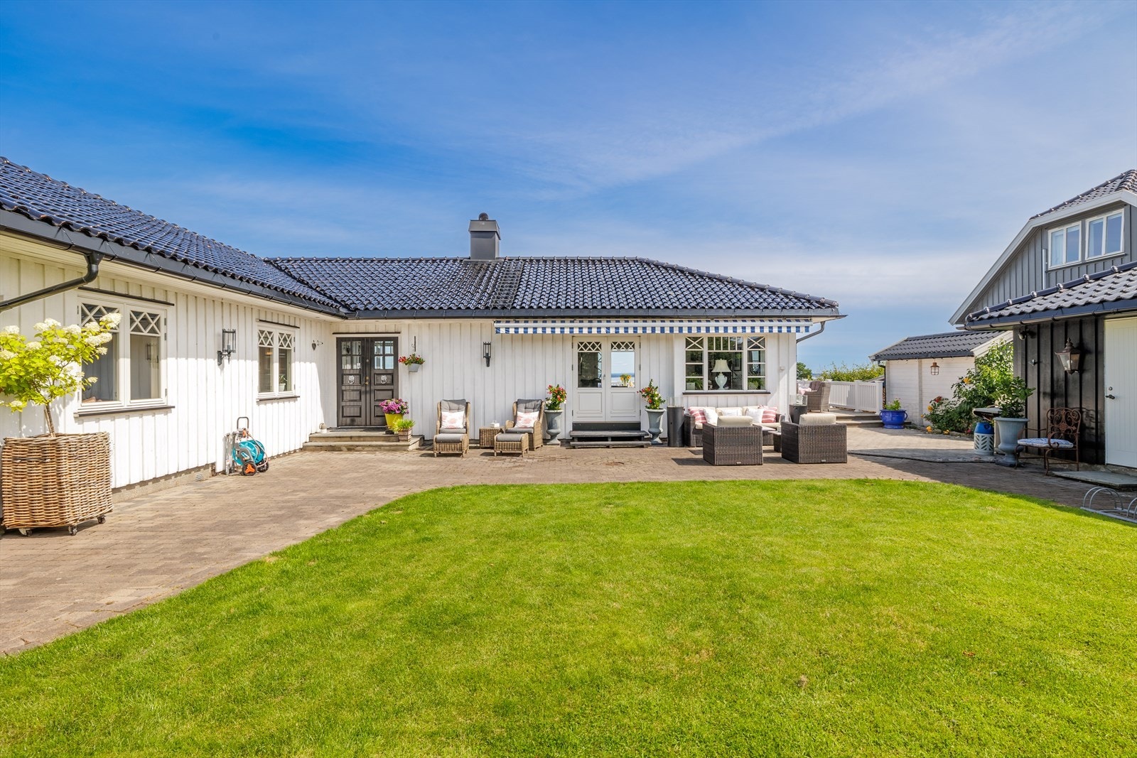 En innholdsrik og nydelig eiendom med praktfull sjøutsikt og særdeles gode solforhold! Galleribilde