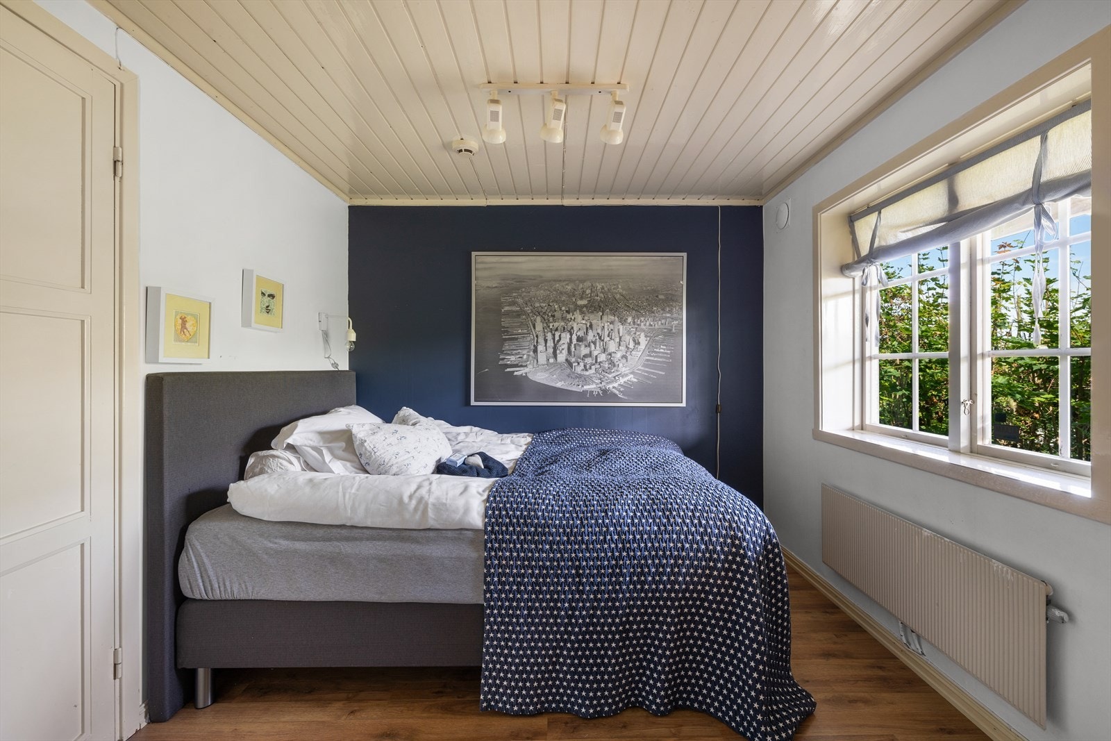 Videre har man to rom som benyttes som soverom. Det opplyses om at deler av underetasjen fraviker fra opprinnelige tegninger, for ytterligere informasjon se salgsoppgaven. Galleribilde