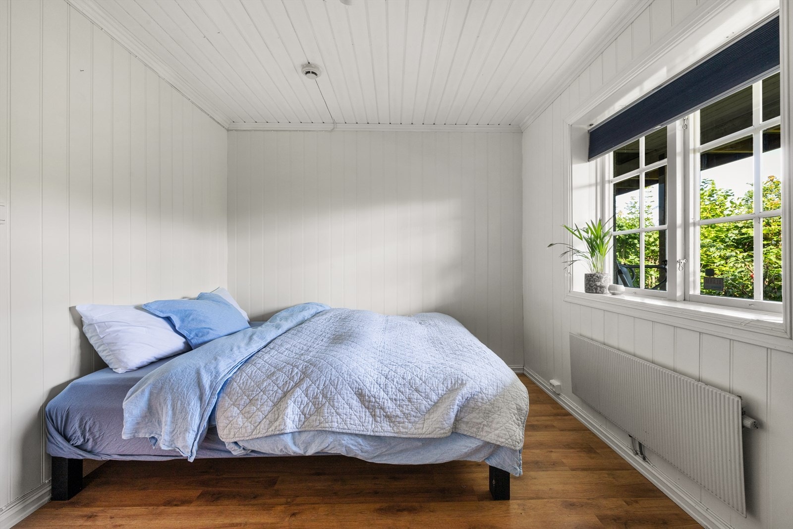 Rom nr. to med rikelig av dagslys fra flere vindusflater! Galleribilde