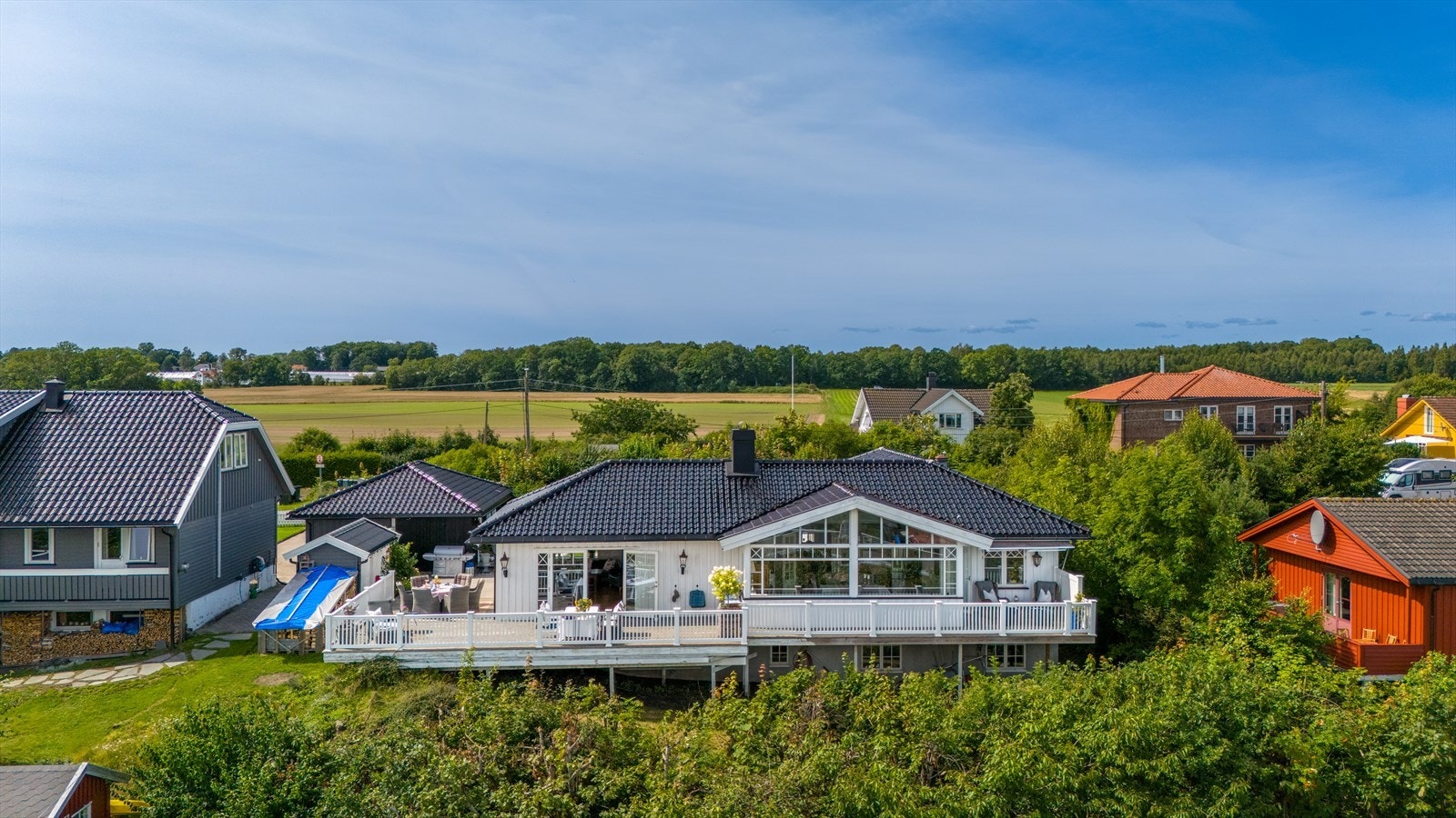 I kort gåavstand fra eiendommen finner man strand, skog og kyststi med nydelige turmuligheter! Galleribilde