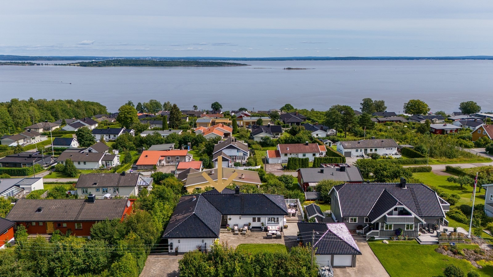 Eiendommen har en svært attraktiv beliggenhet i ett av Åsgårdstrands mest idylliske boligområder, med praktfull utsikt over Oslofjorden! Boligen ligger høyt og fritt øverst på feltet, med sol fra morgen til kveld! Galleribilde