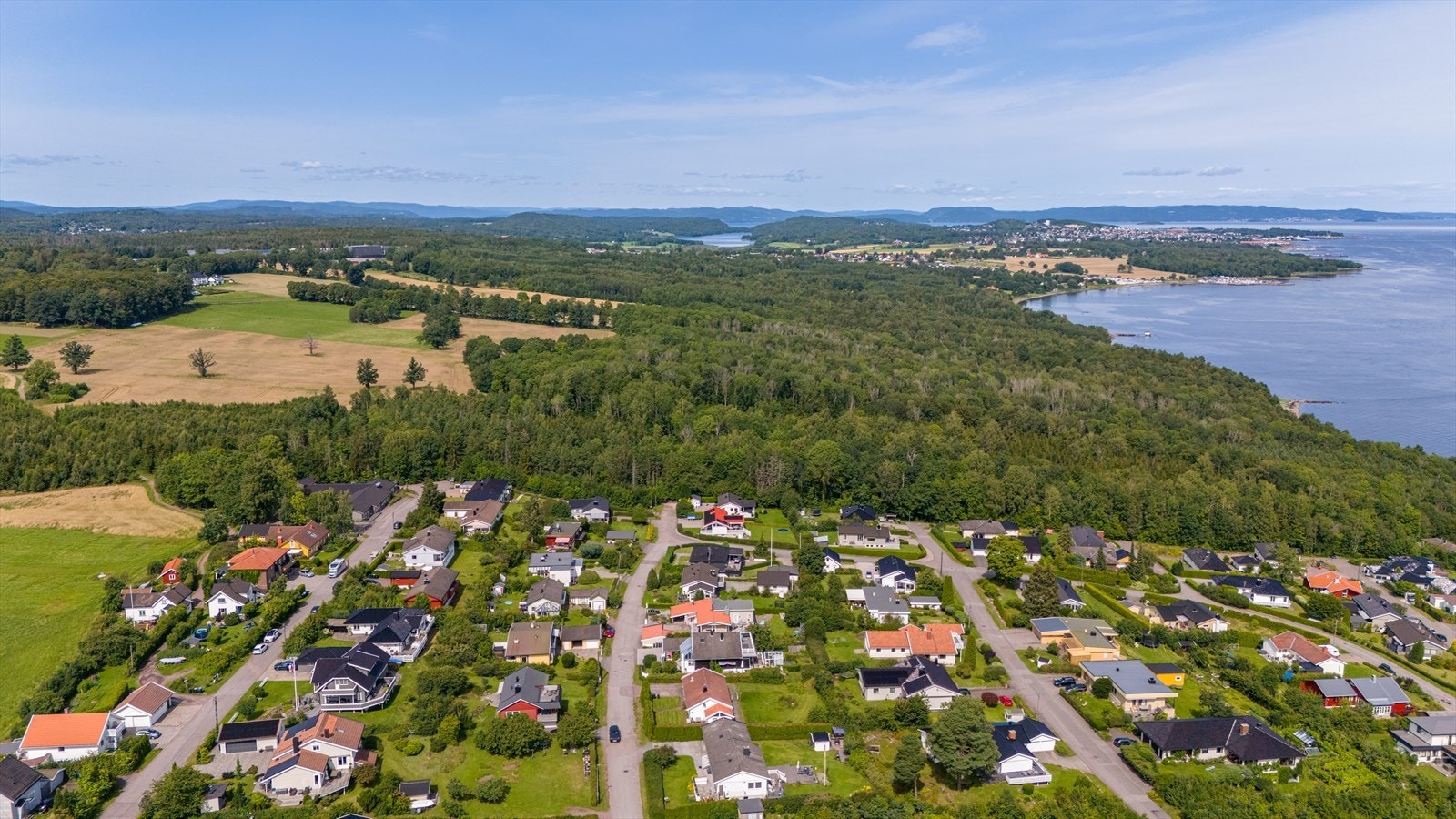Dagligvarehandelen kan gjøres ved bl.a. Meny og søndagsåpne Joker. Ønsker du ytterligere servicetilbud har Paletten kjøpesenter i Åsgårdstrand flere butikker og fasiliteter som bla. klesbutikk, blomsterbutikk, apotek og Vinmonopol. Galleribilde