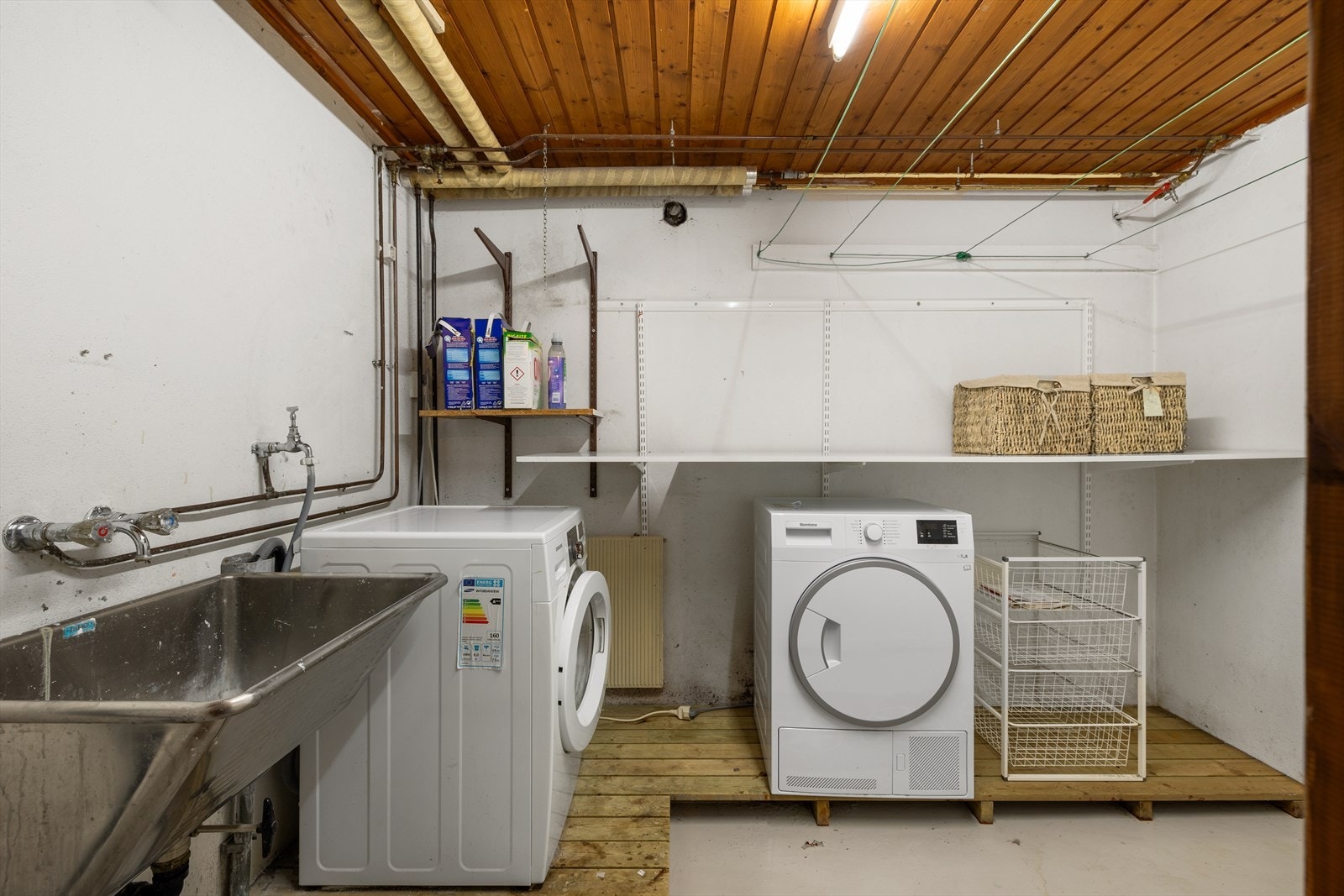 Separat vaskerom med utslagsvask. Opplegg til vaskemaskin og plass til tørketrommel. Galleribilde