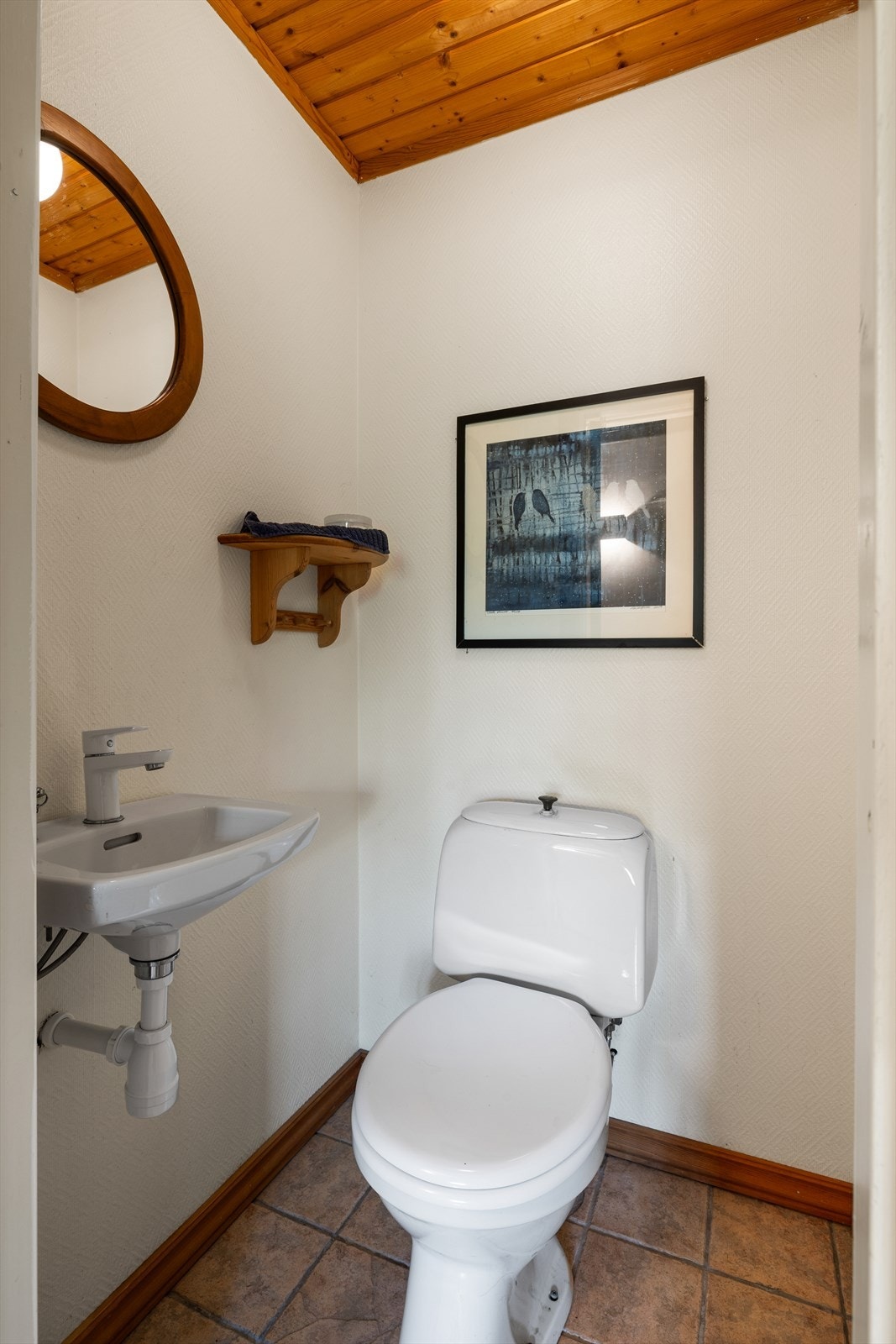 Praktisk og separat toalettrom med gulvmontert toalett og servant. Galleribilde