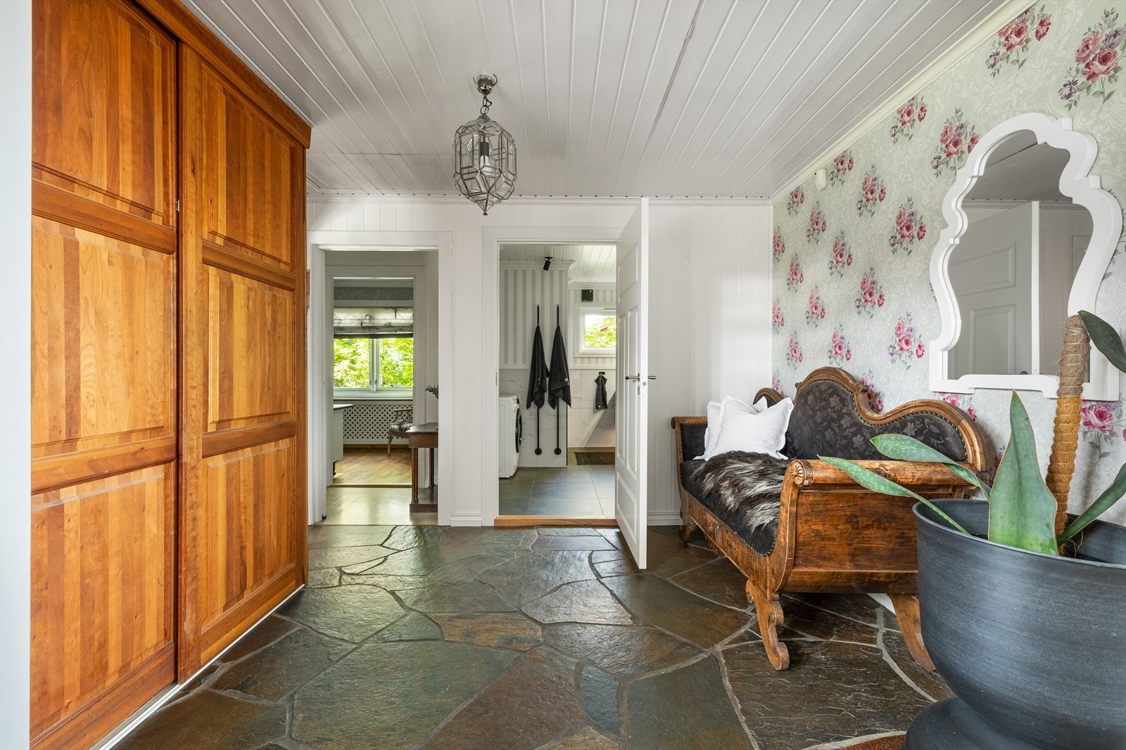 Man kommer inn i en stor og luftig hall med god plass til oppbevaring av ytterklær og sko. Galleribilde