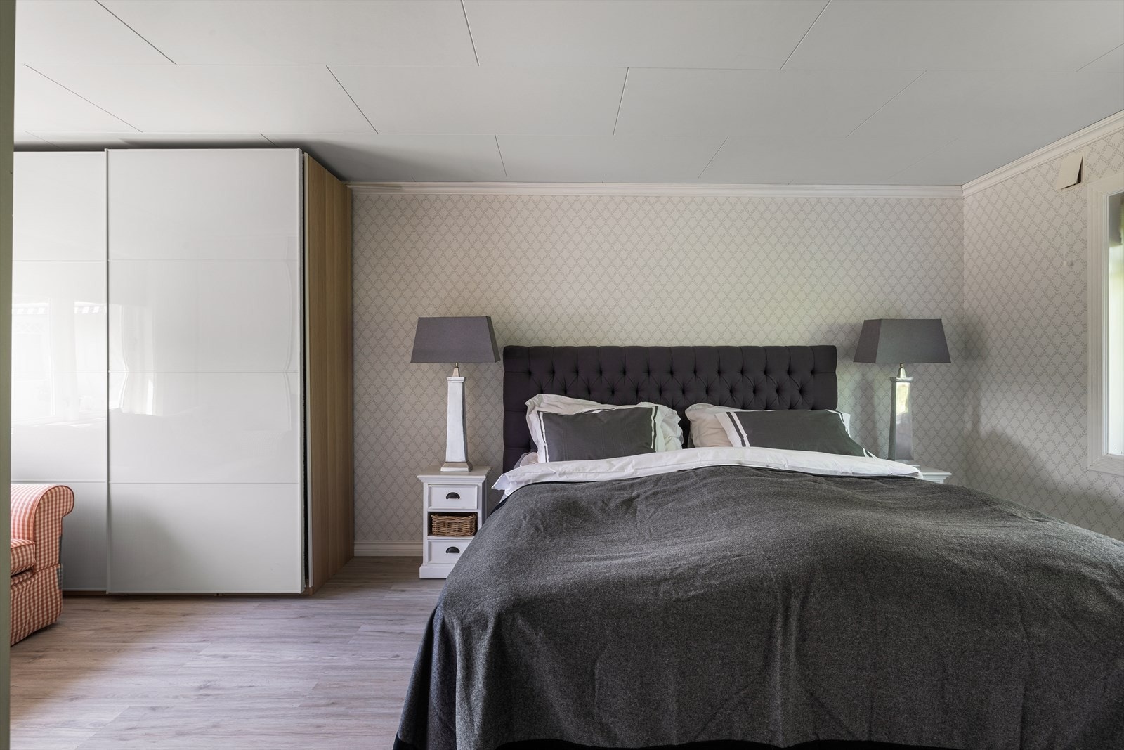 På hovedplan er tre av boligens soverom fint plassert i en "egen avdeling". Galleribilde