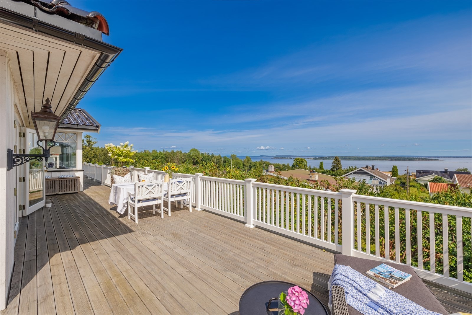 Terrassen er opparbeidet på dekke av tre og pent innrammet med rekkverk som ikke skjermer for den flotte utsikten. Galleribilde